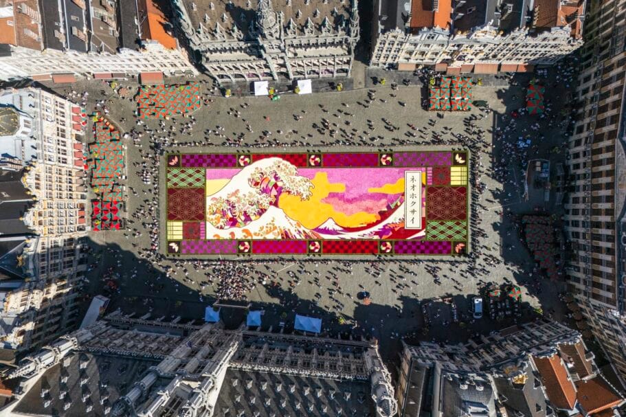 Luchtfoto van het Bloementapijt op de Grote Markt in Brussel, ontworpen in Japanse stijl met De Grote Golf