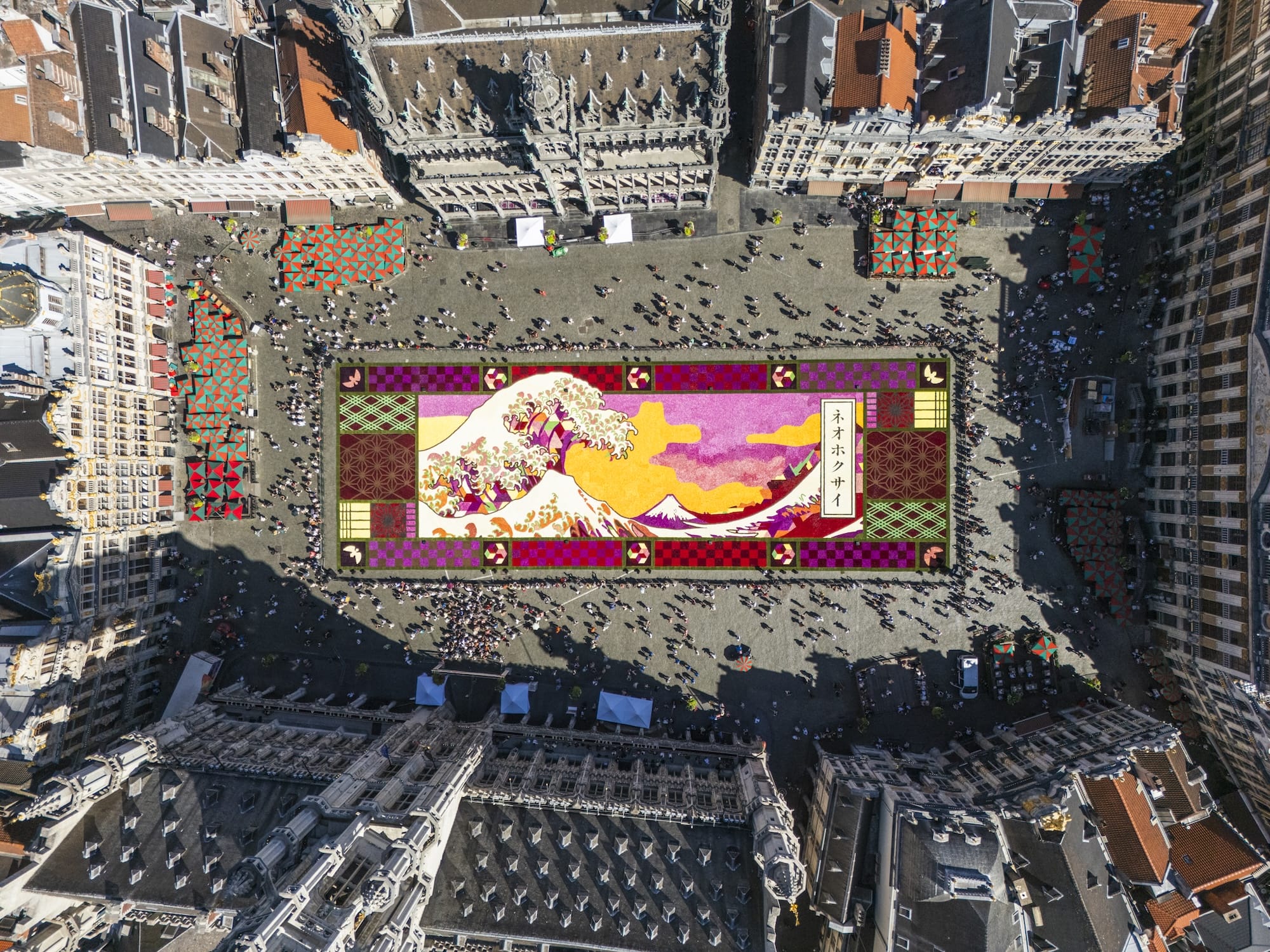 Luchtfoto van het Bloementapijt op de Grote Markt in Brussel, ontworpen in Japanse stijl met De Grote Golf
