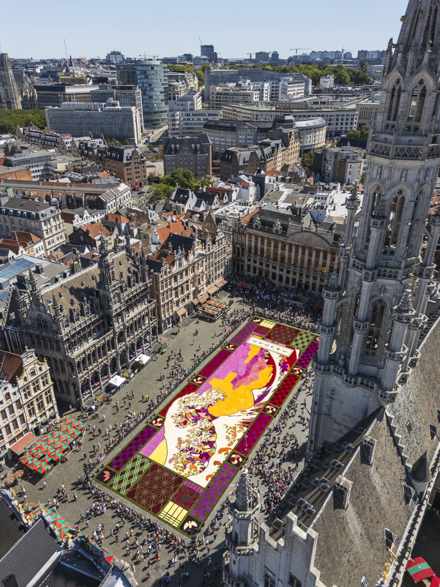 Luchtfoto van het kleurrijke Bloementapijt op de Grote Markt in Brussel, gezien vanaf het Stadhuis