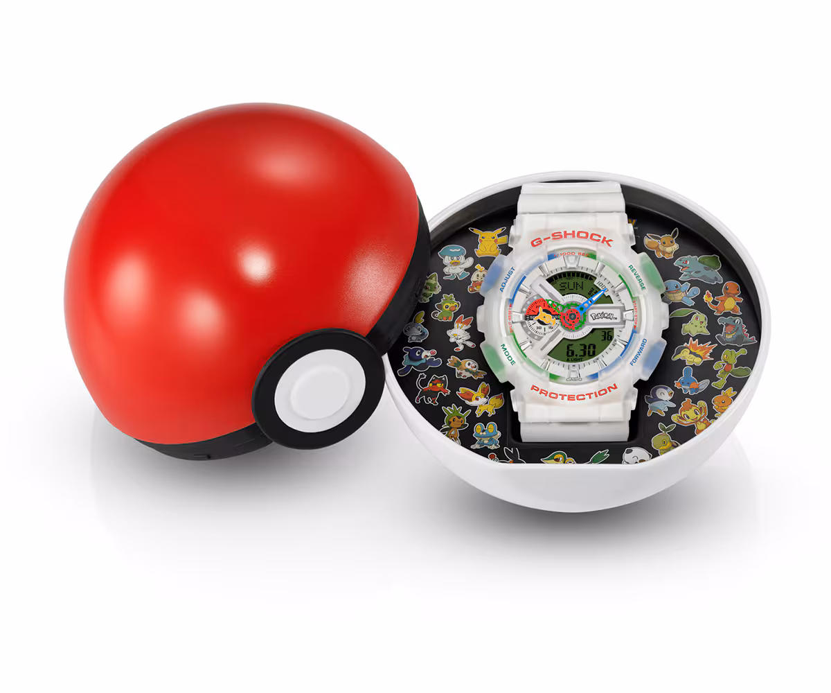 Witte Casio G-Shock Pokémon editie horloge in een geopende Pokéball verpakking met diverse Pokémon figuren