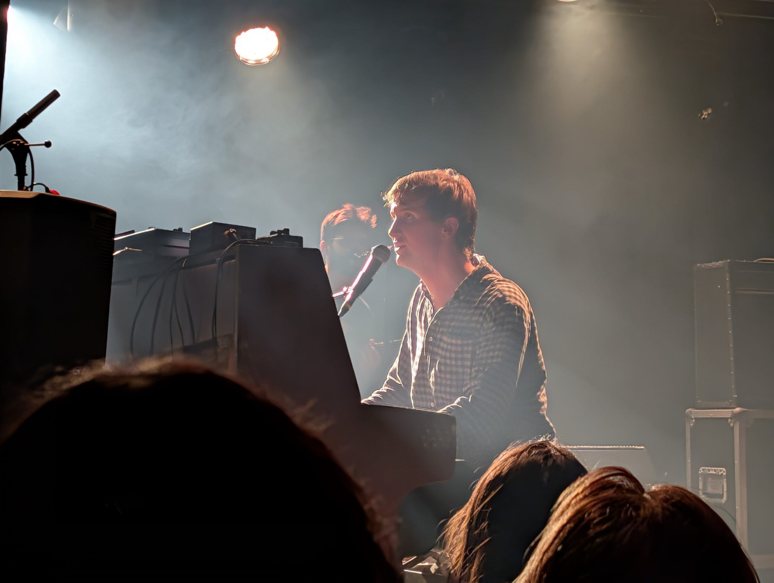 Dove Ellis zingt achter de piano tijdens zijn optreden in de Tolhuistuin