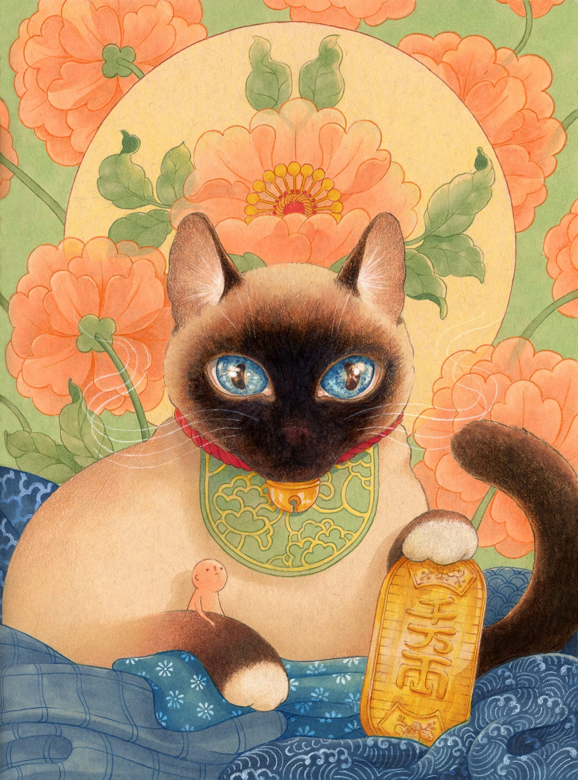 Illustratie van een Siamese kat als Maneki Neko met een gouden munt, omringd door oranje bloemen en een klein figuurtje