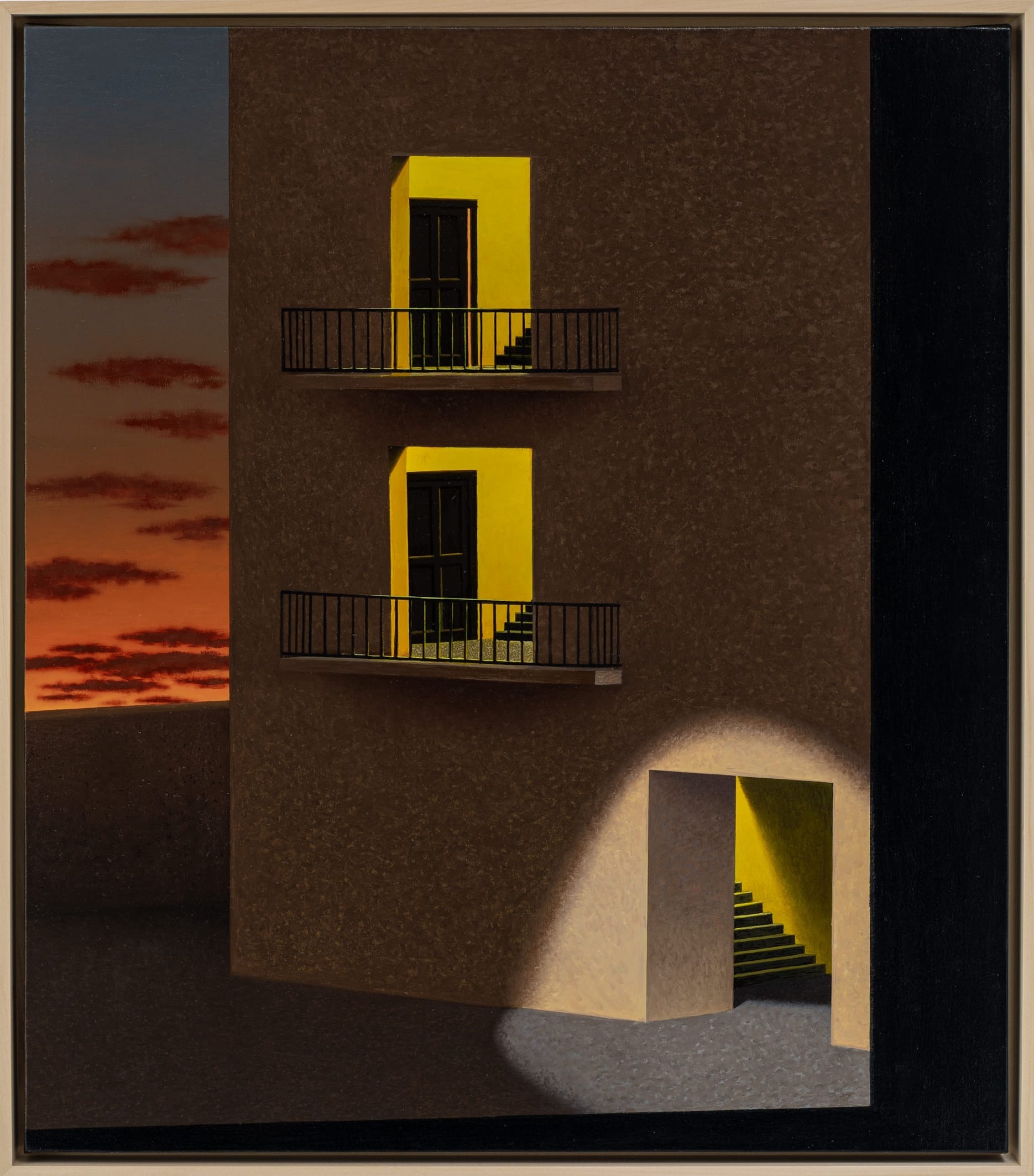 Schilderij van een bruin gebouw in de schemering met balkons en een deuropening verlicht met intens geel licht