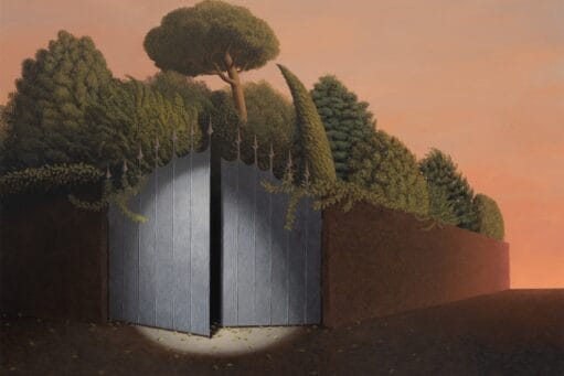 Surrealistisch schilderij van een grijze poort op een kier in een muur, omgeven door dichte bomen tegen een avondlucht
