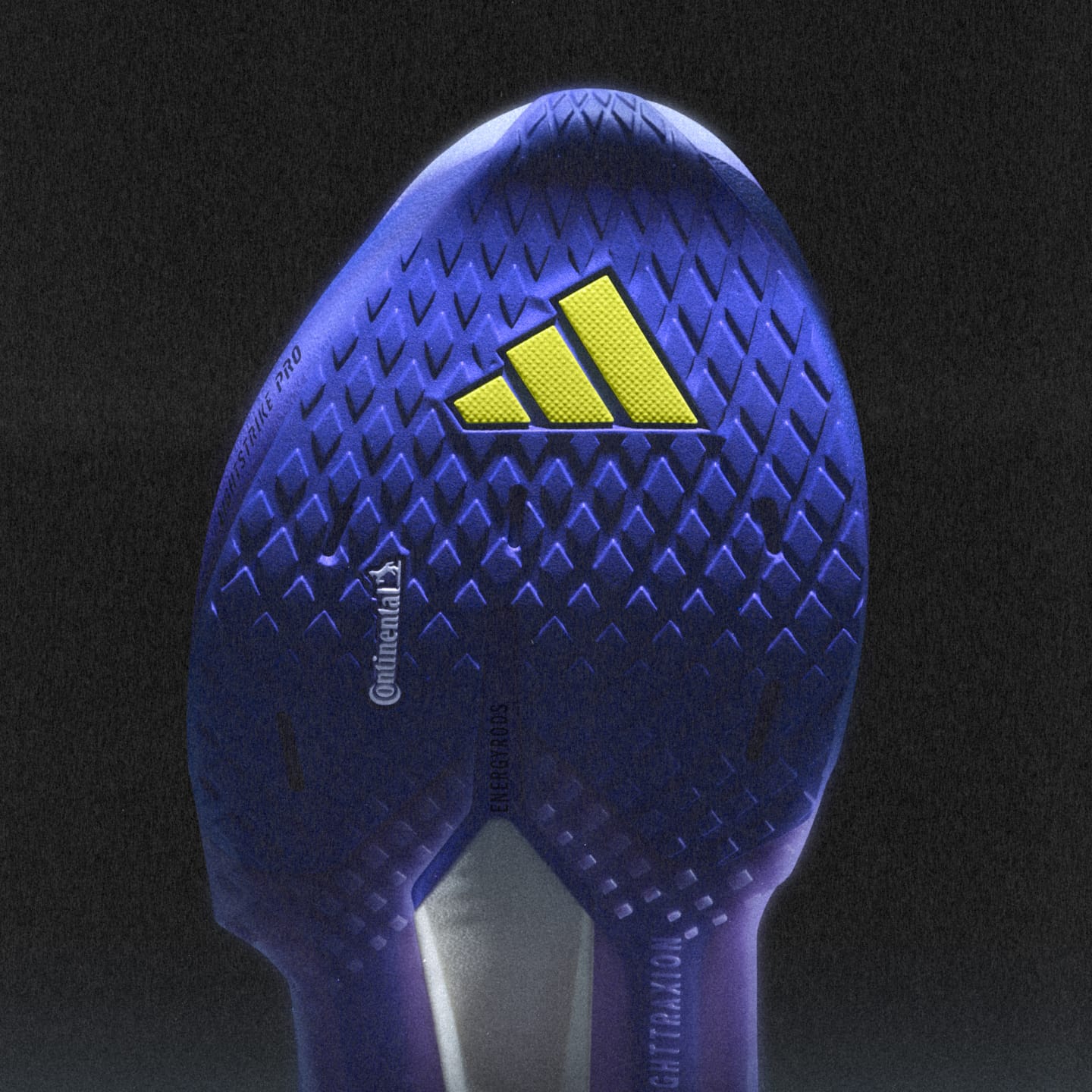 De blauwe zool van de adidas Adizero Dropset Pro met een ruitvormig tractiepatroon en het Continental-logo