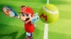 Mario in tennisoutfit op een grasbaan, klaar om een tennisbal met een M-logo te slaan