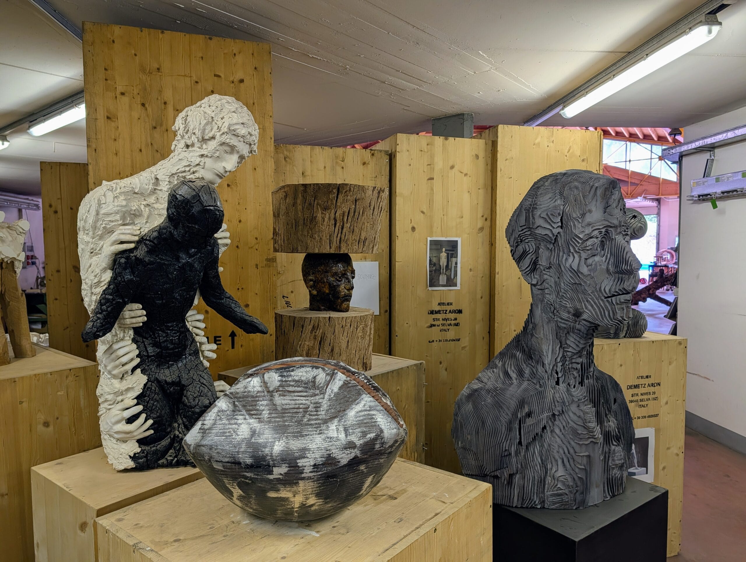 Houten beelden en sculpturen in verschillende stijlen en bewerkingen in het atelier van Aron Demetz