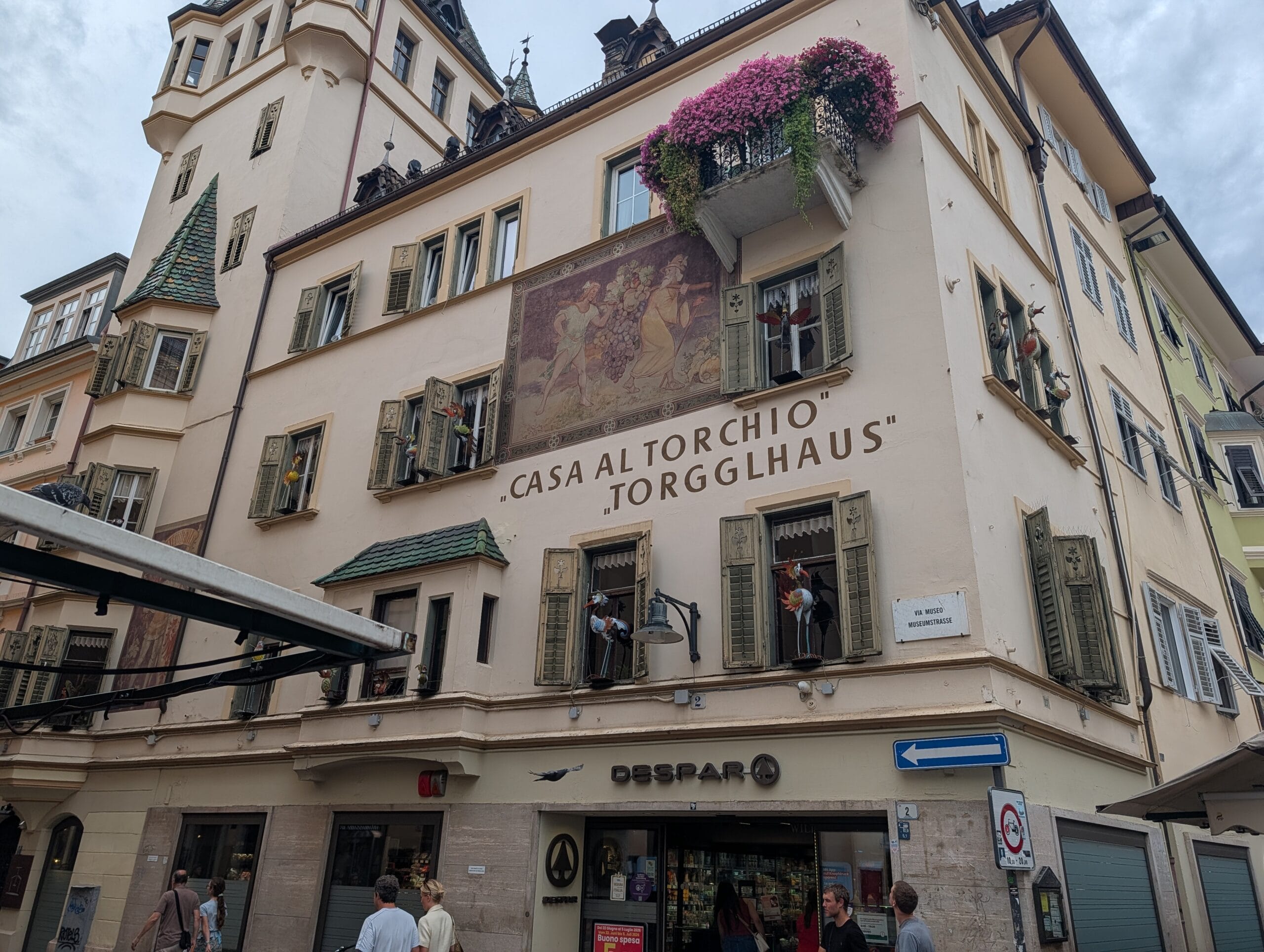 Historisch gebouw Casa al Torchio / Torgglhaus met fresco aan de Via Museo in Bolzano