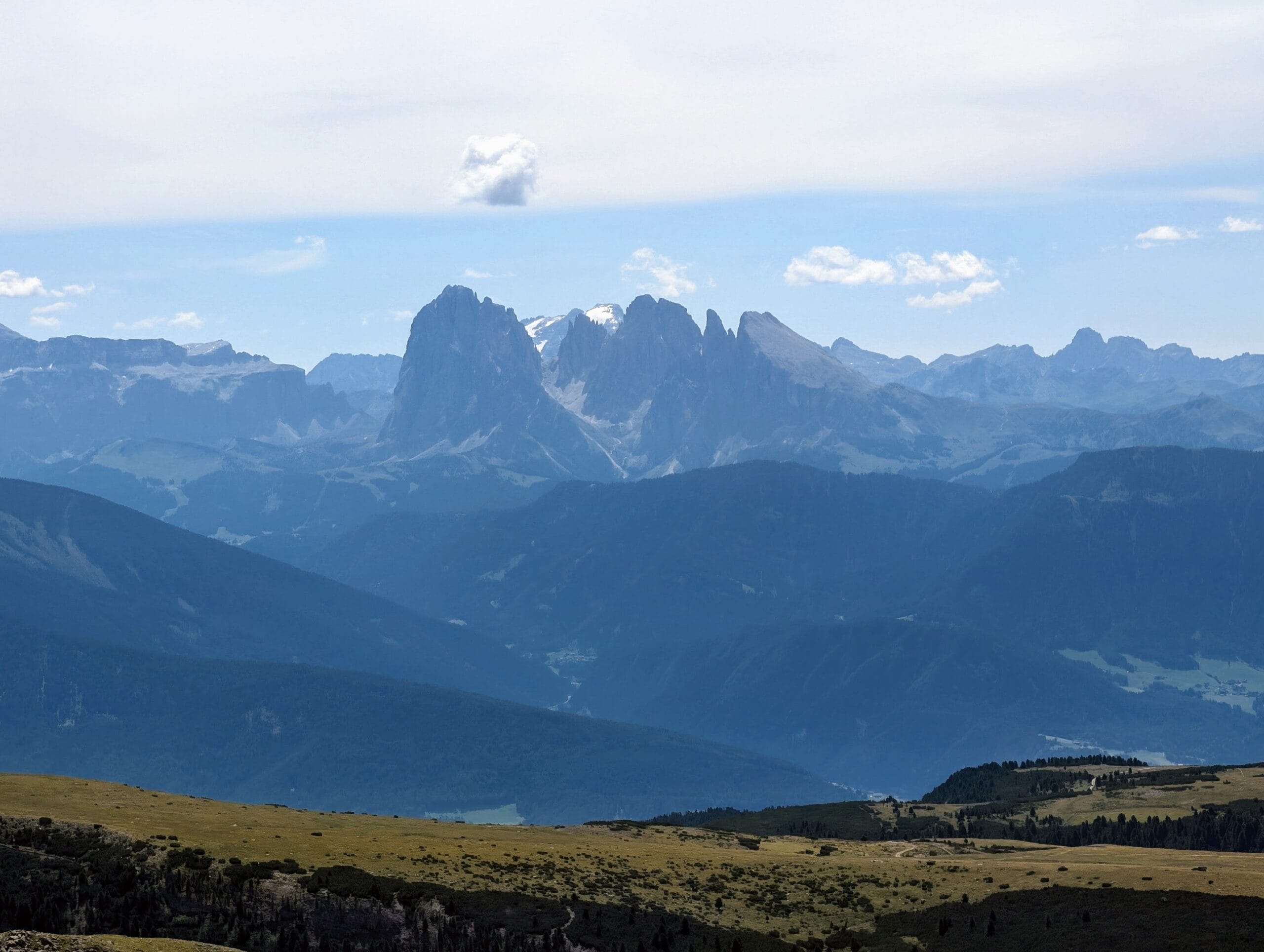 Panoramisch uitzicht over de bergtoppen van de Dolomieten onder een deels bewolkte hemel