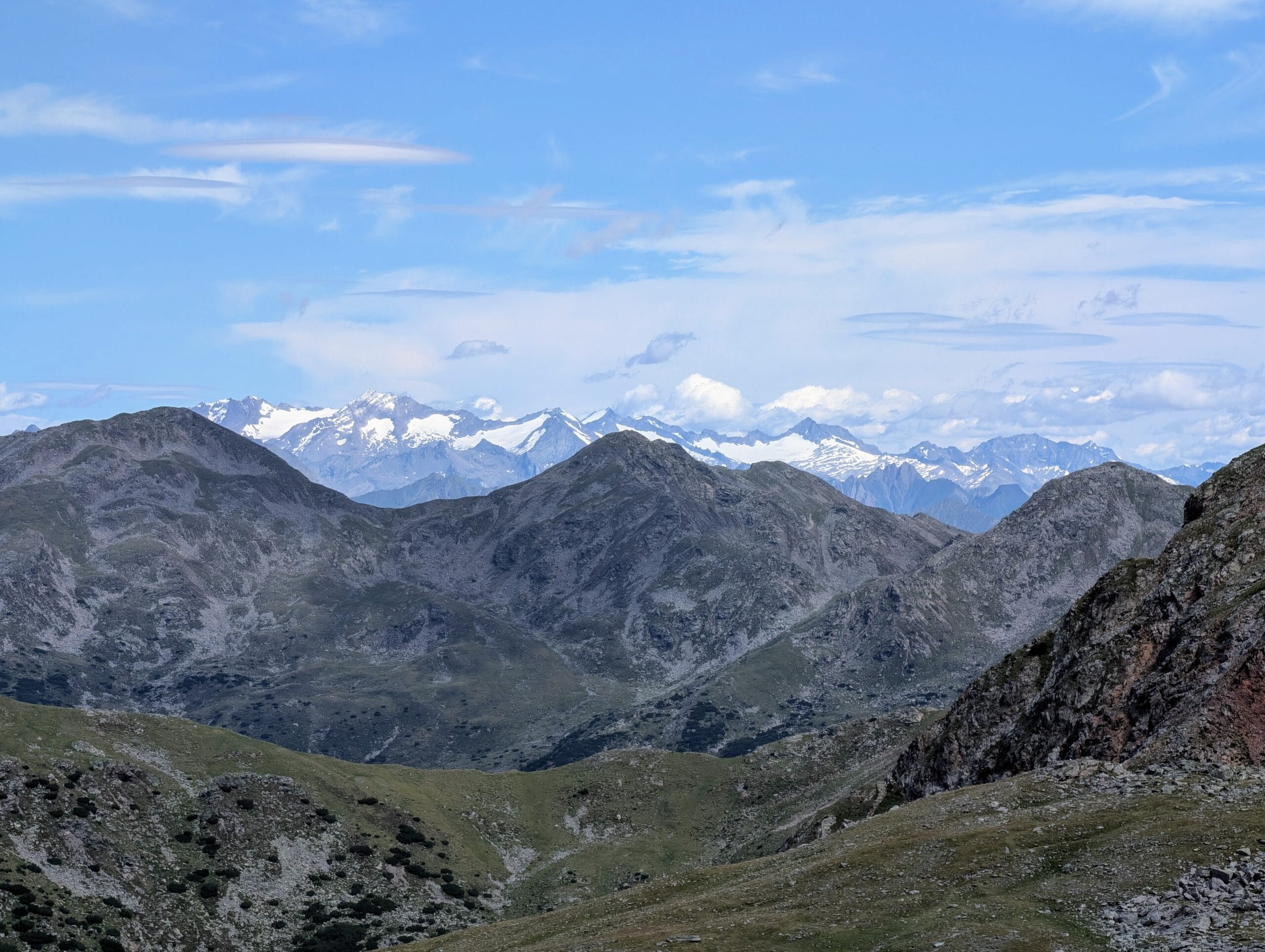 Uitzicht over de rotsachtige bergtoppen van het Sarntal met besneeuwde Alpentoppen op de achtergrond