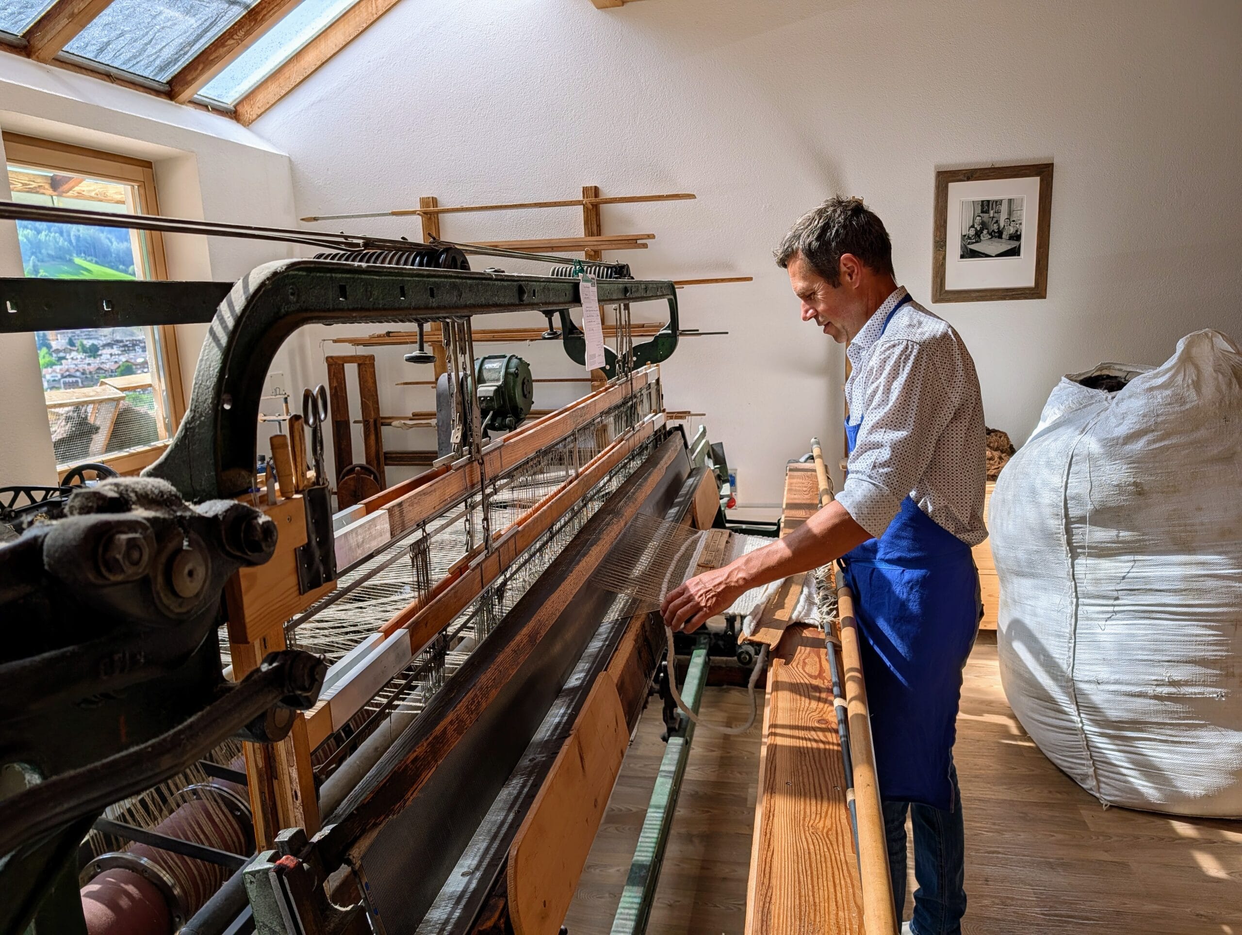 Albert Unterweger werkt aan een groot weefgetouw in zijn wolmanufaktuur in Sarnthein
