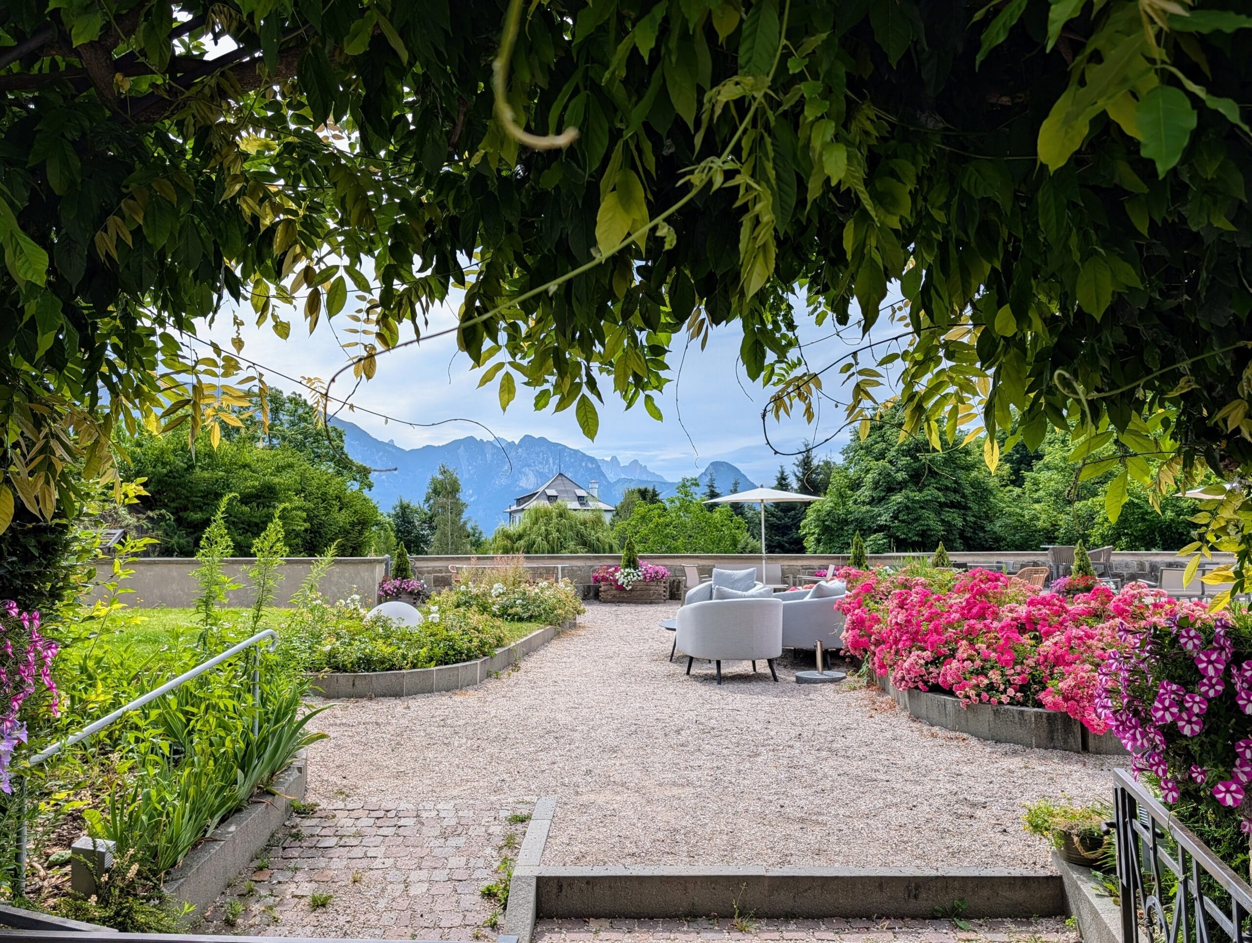 Terras met bloemperken, zitjes en uitzicht op de bergen op het Ritten-hoogplateau bij Oberbozen