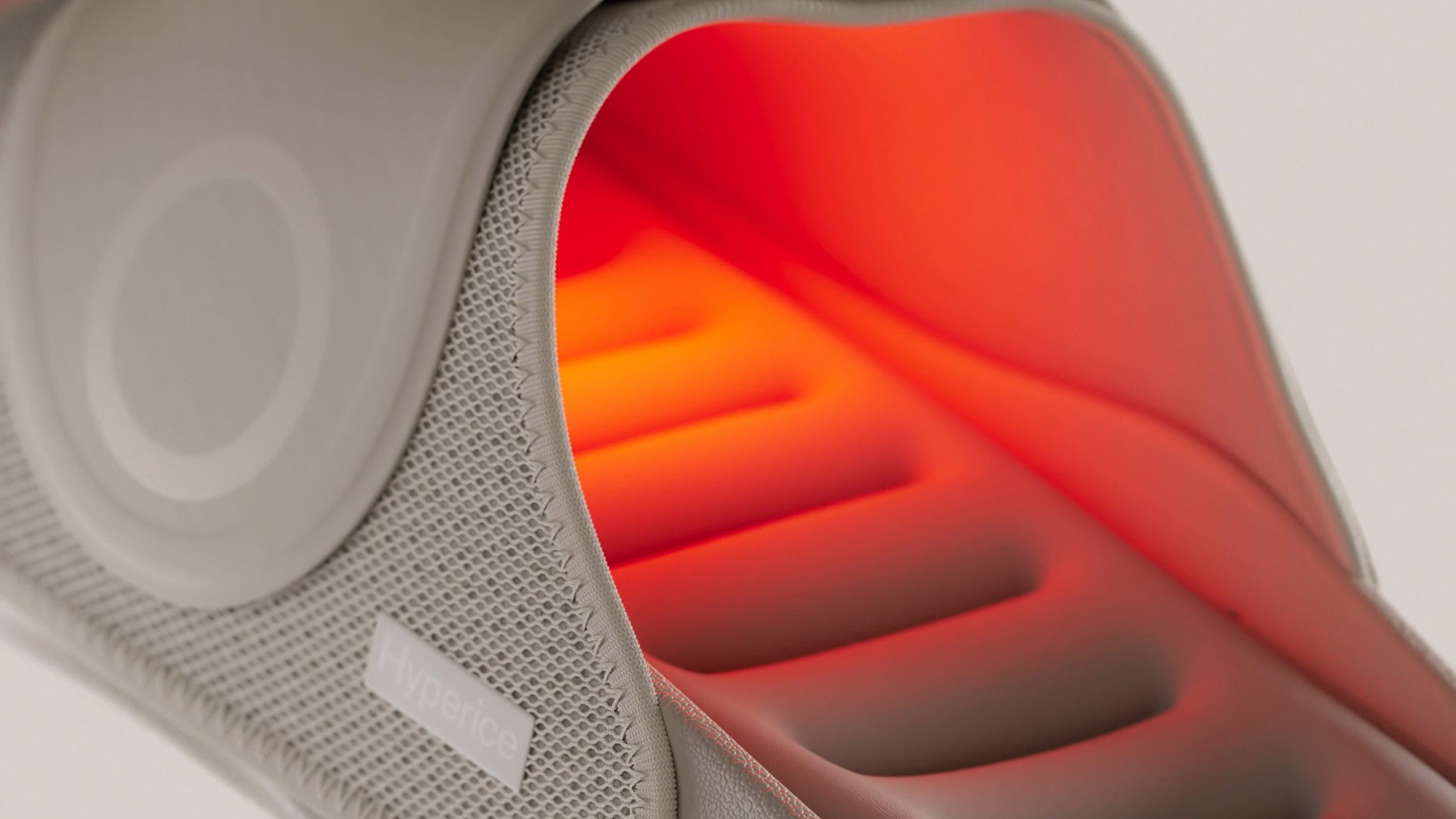 Close-up van de Nike Air Zoom Hyperslide met een rood verlichte binnenkant die de warmtefunctie illustreert
