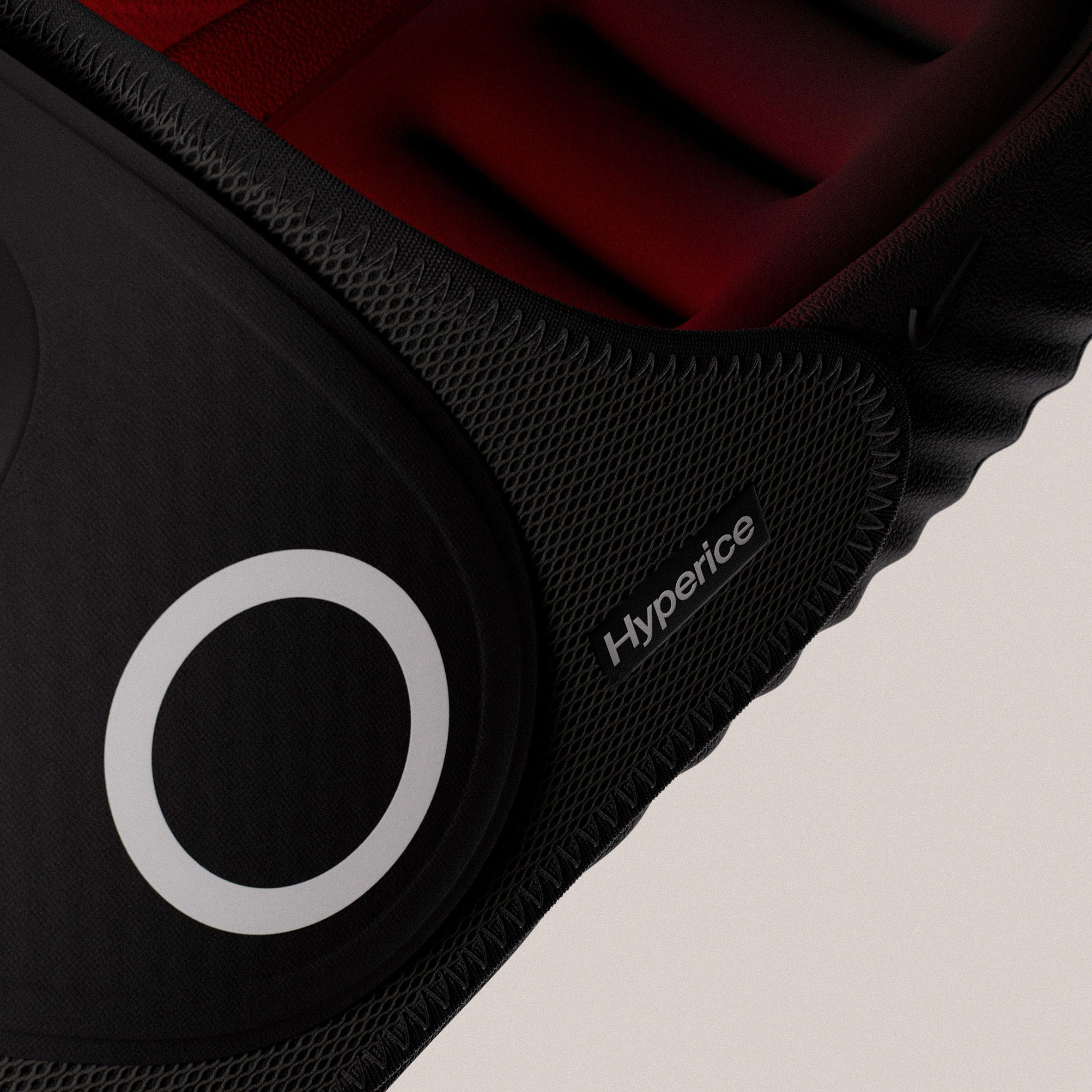 Detailopname van de Nike Air Zoom Hyperslide met de Hyperice-merknaam op de brede band en een ronde bedieningsknop