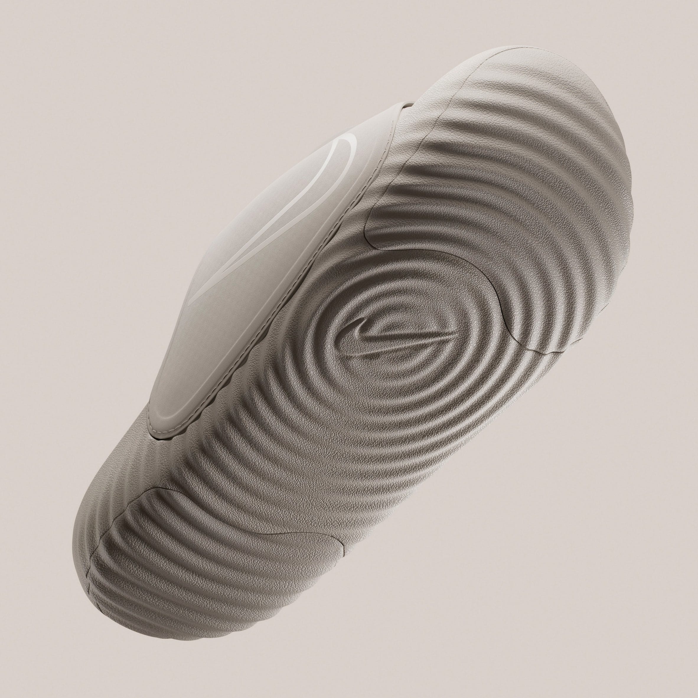 Onderkant van de Nike Air Zoom Hyperslide met een dikke, golvende zool en het Nike-logo in het midden