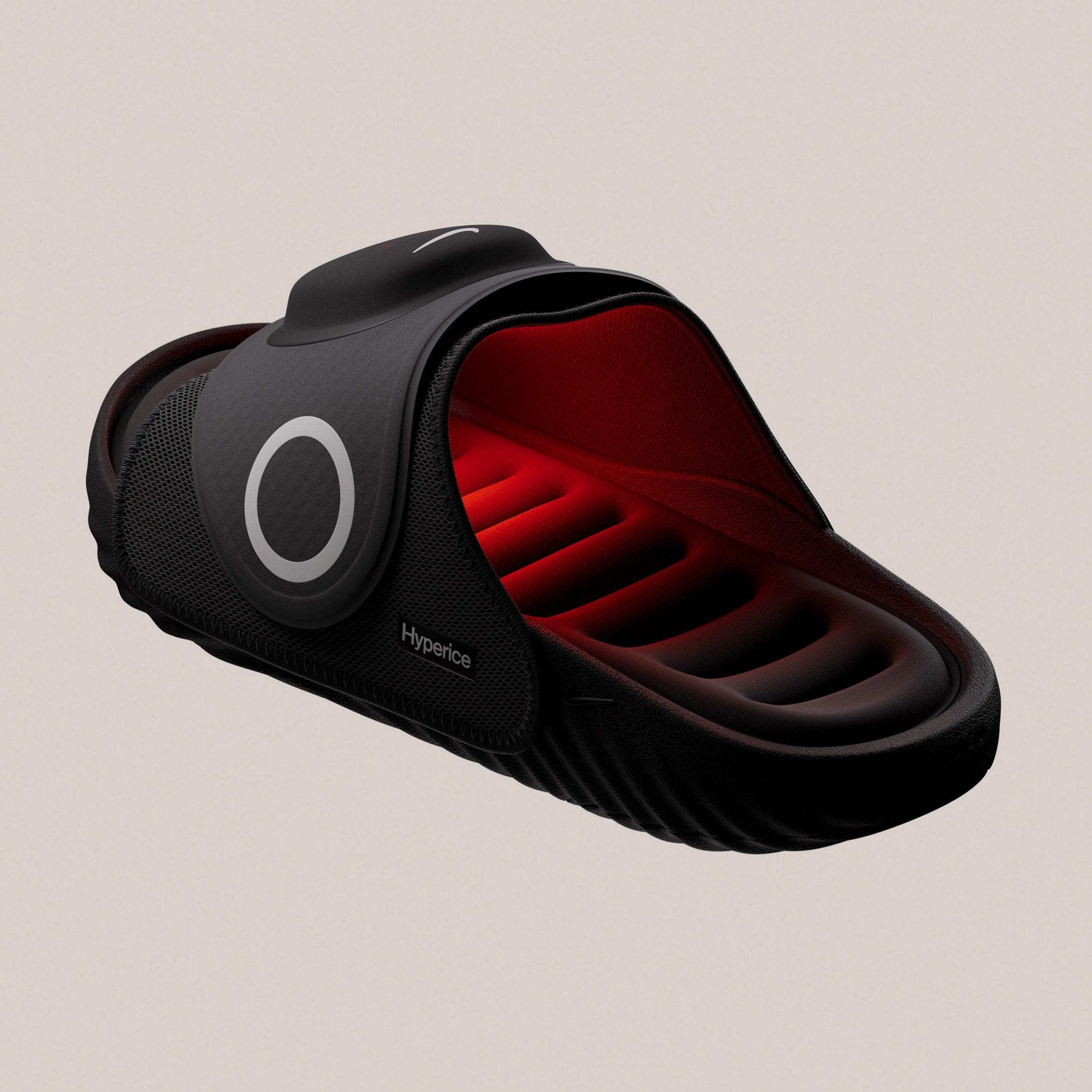 De Nike Air Zoom Hyperslide herstelslipper met een rood oplichtende binnenkant en een bedieningspaneel op de wreefband