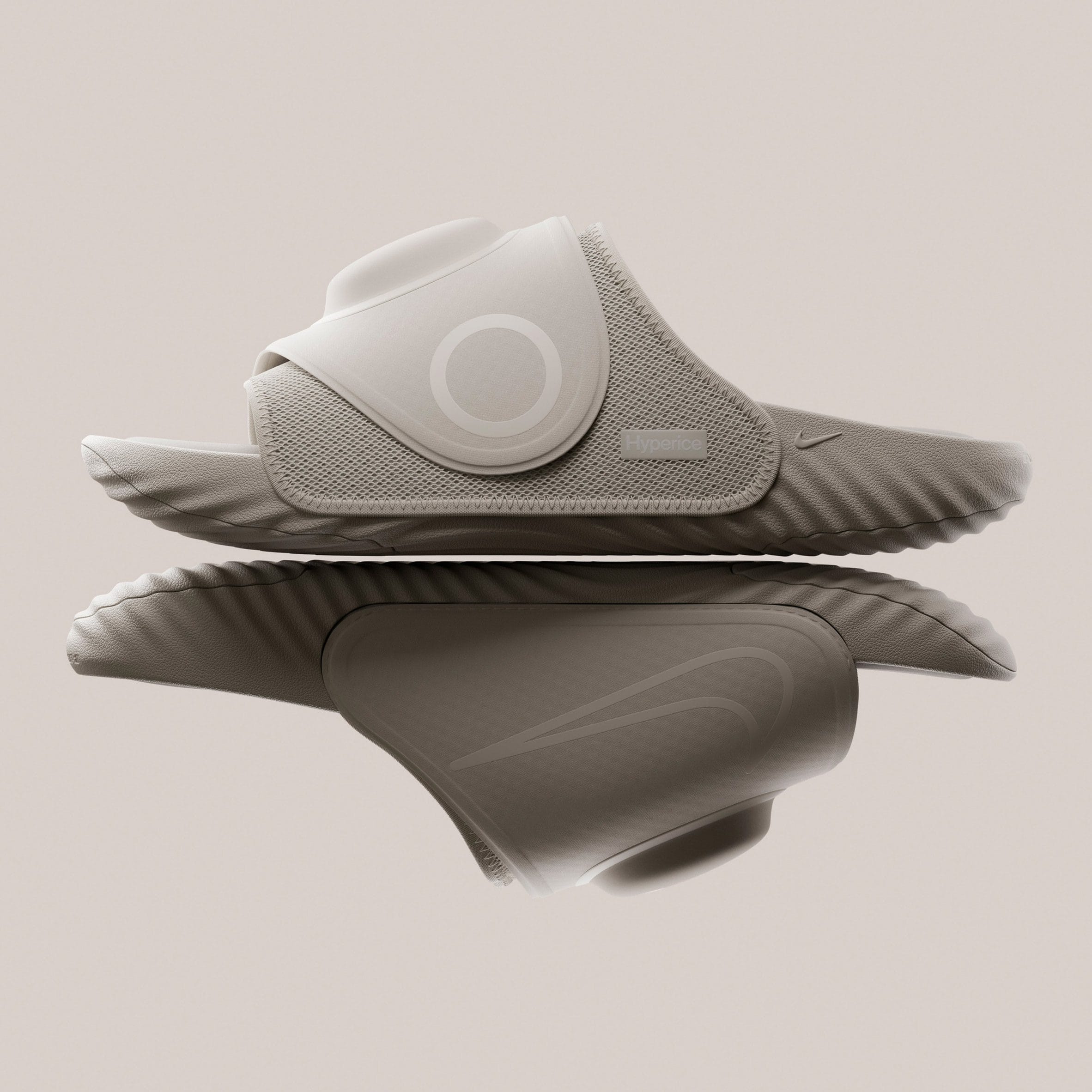 Zijaanzicht van de Nike Air Zoom Hyperslide met de brede band en het ronde bedieningselement voor massage en warmte