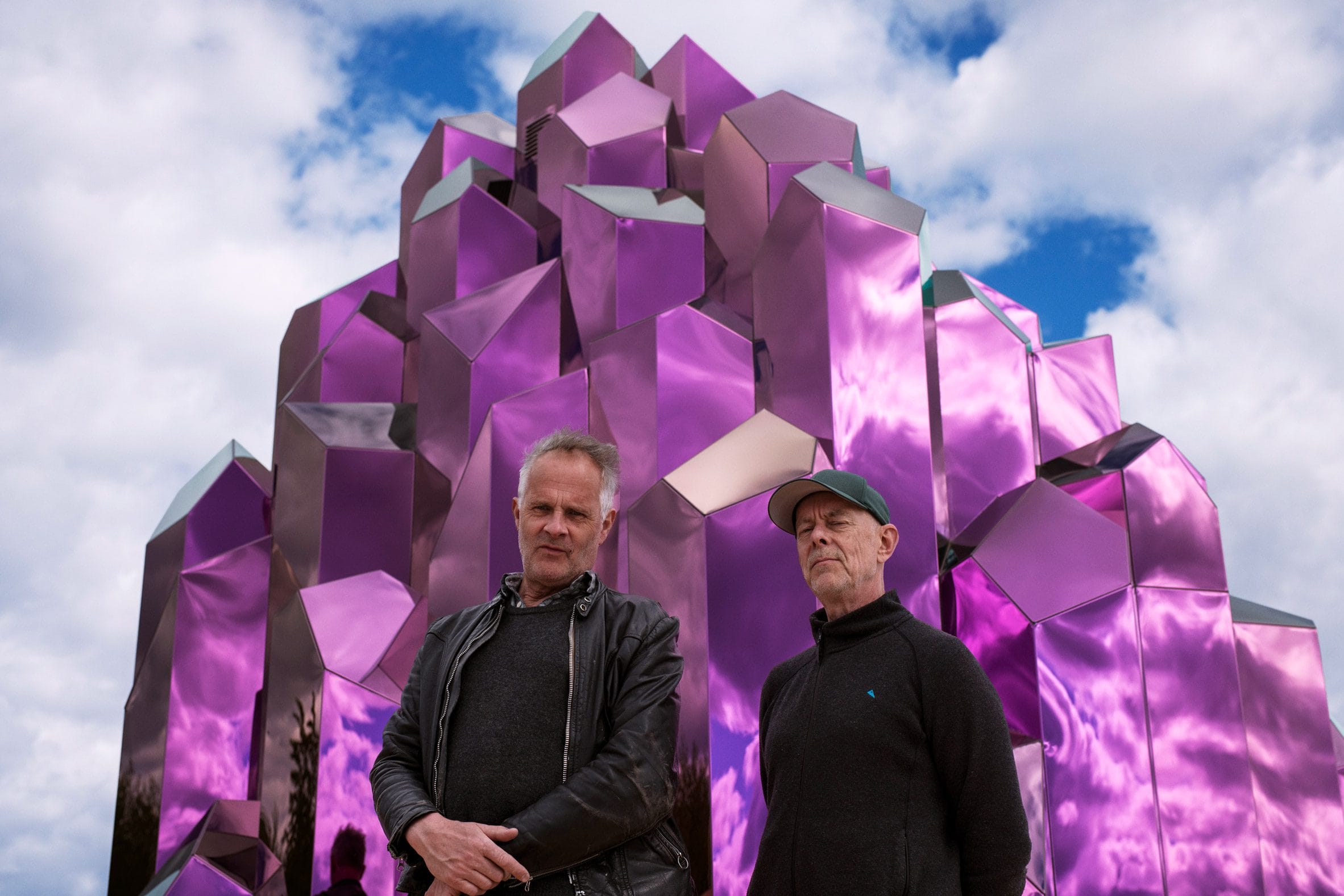 Het kunstenaarsduo Bigert en Bergström poserend voor hun roze, kristalvormige Lithium Crystal Sauna