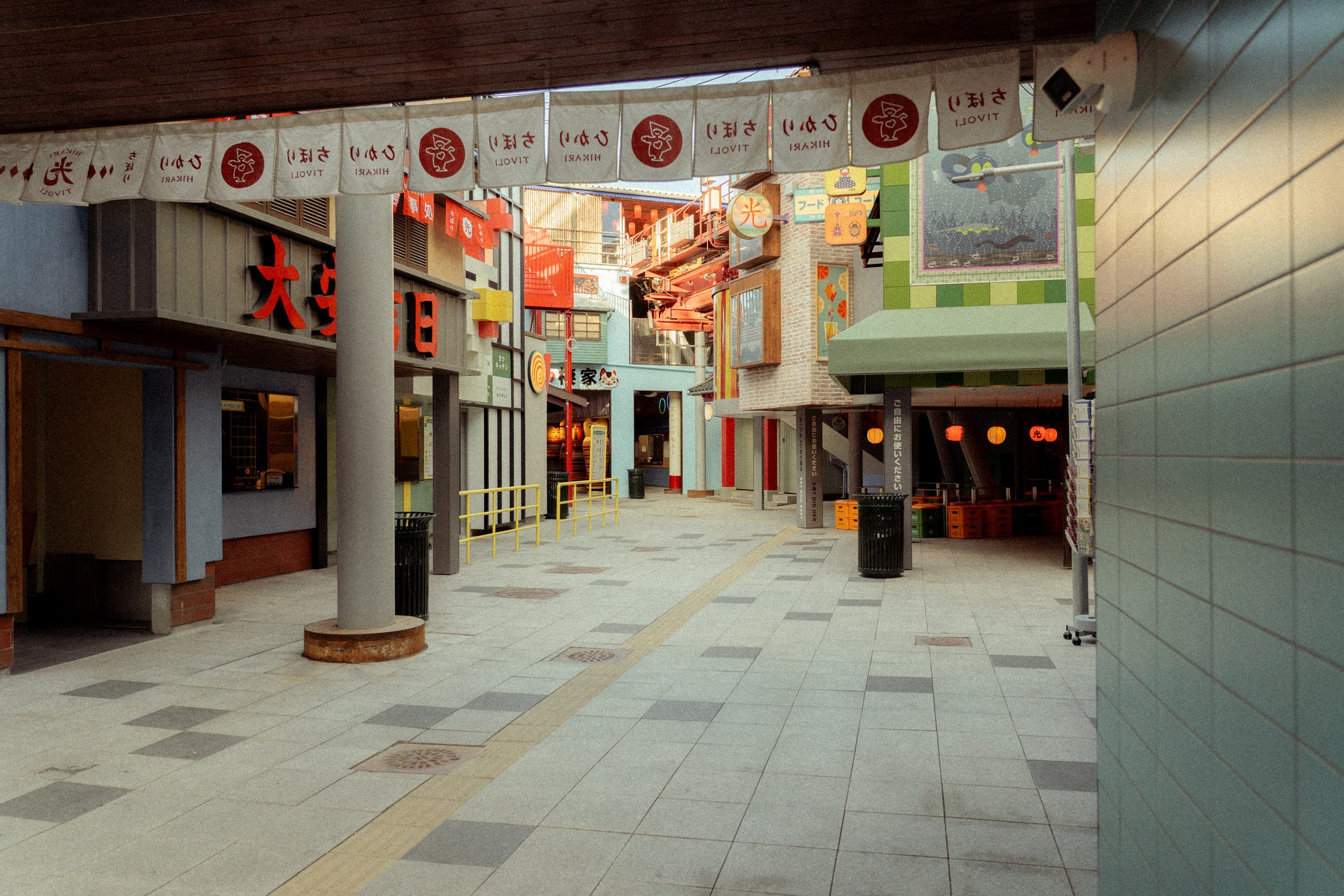 Sfeervol Japans winkelstraatje in het themagebied Hikari in Tivoli met kleurrijke gevels, uithangborden en vlaggetjes