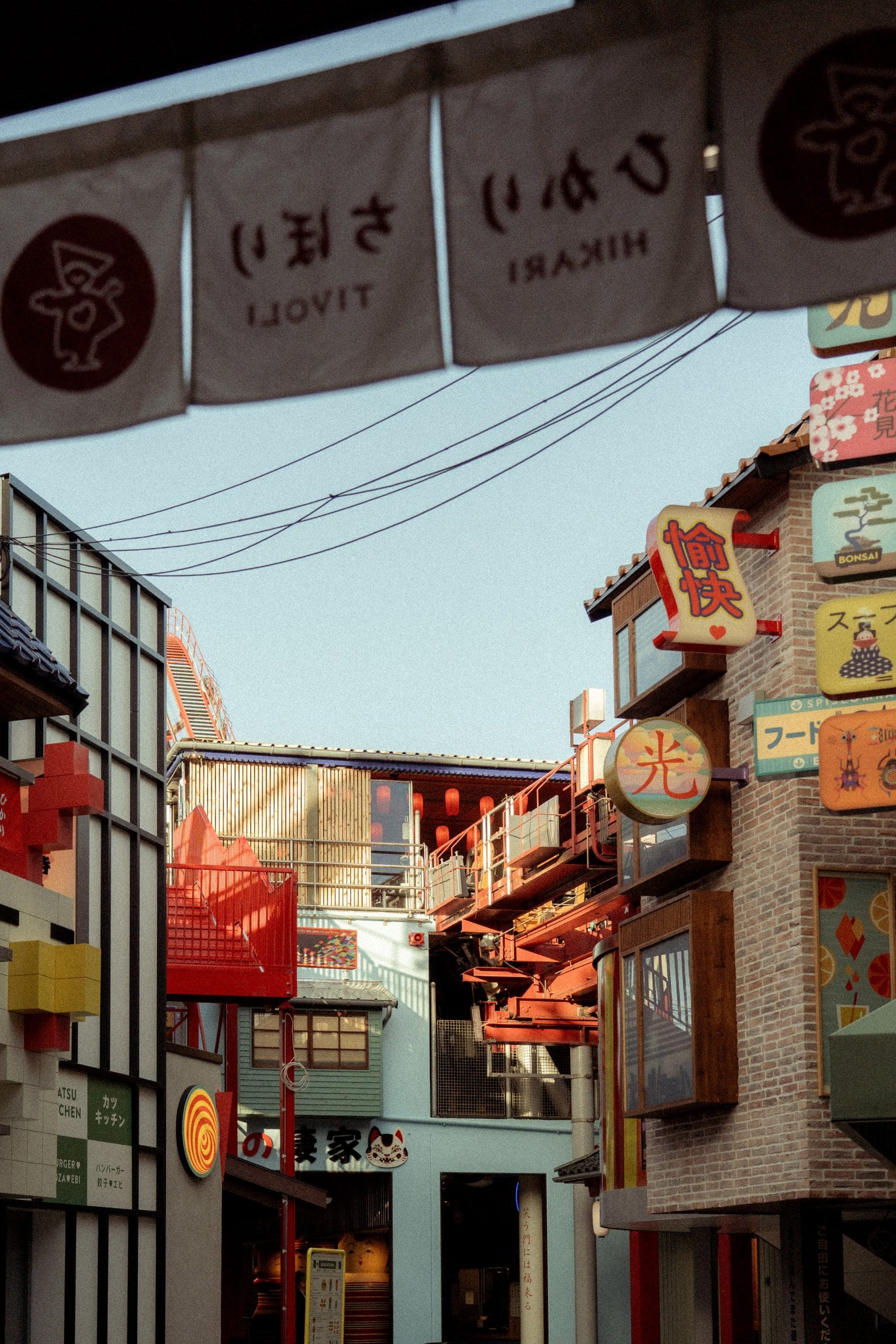 Straatbeeld van het Japanse themagebied Hikari in Tivoli met kleurrijke gevels, uithangborden en vlaggen