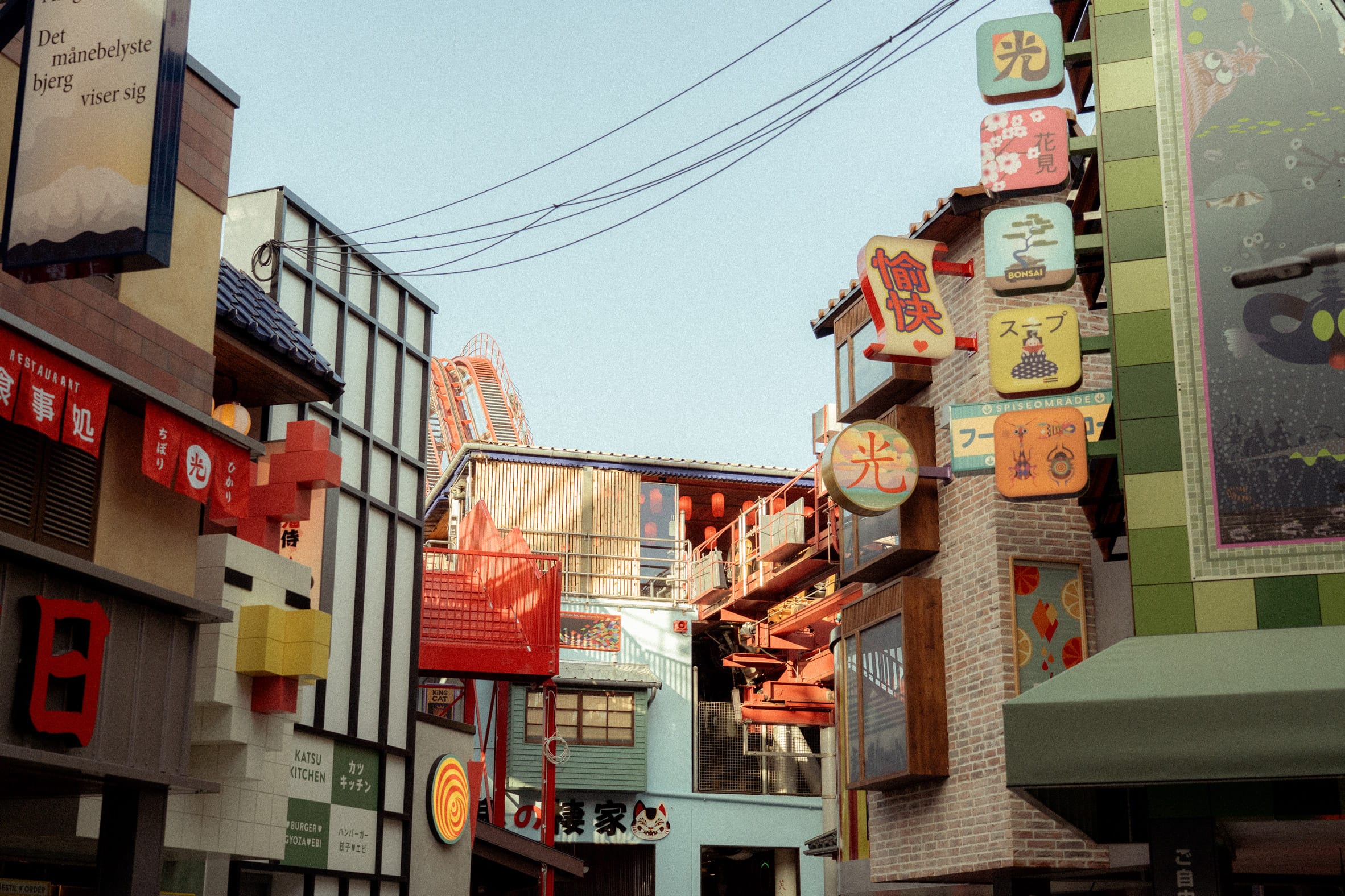 Sfeervol Japans straatbeeld in het themagebied Hikari van Tivoli met kleurrijke uithangborden en gevels
