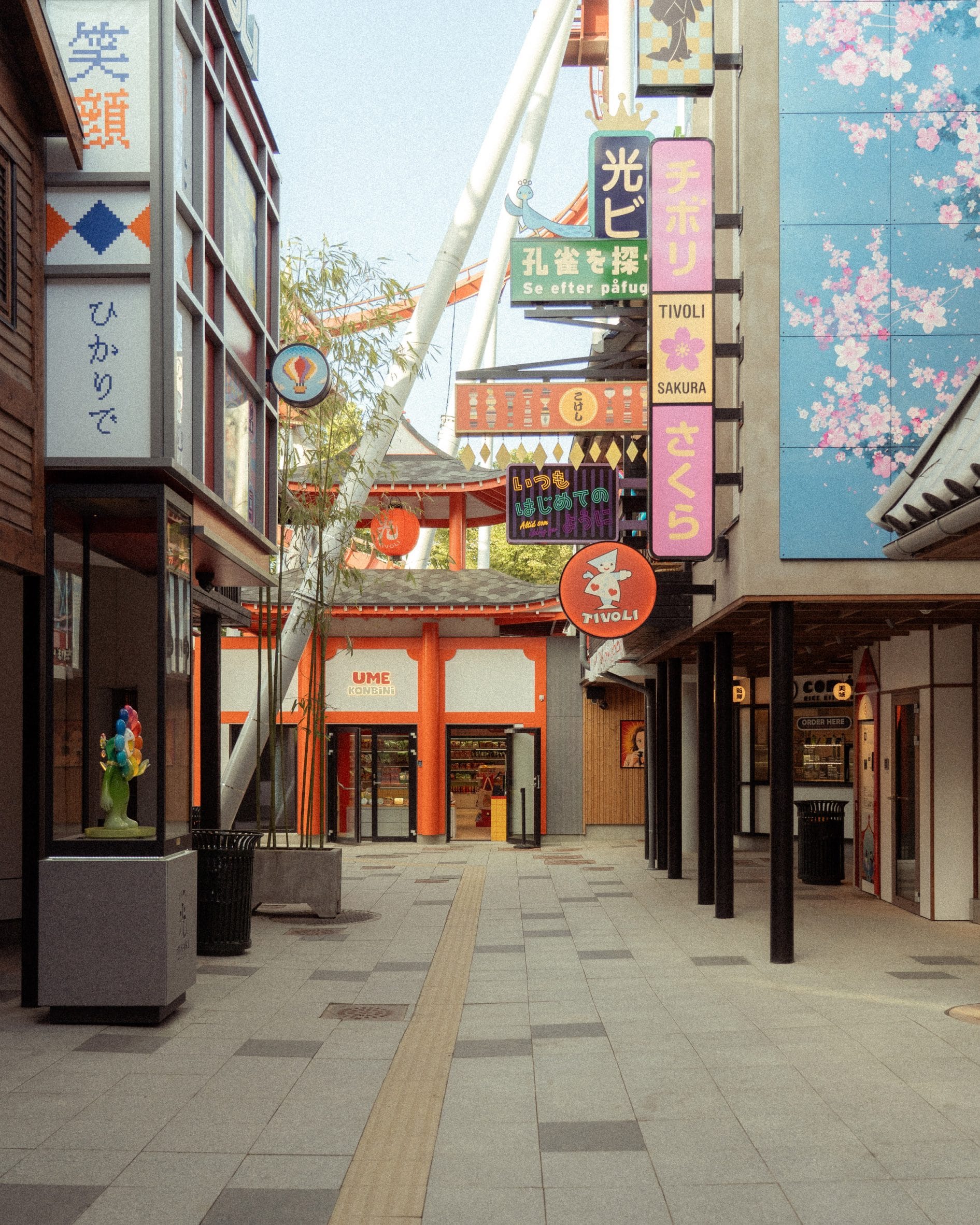 Straatbeeld van themagebied Hikari in Tivoli met Japanse uithangborden, gevels, een kersenbloesemmuurschildering en winkels