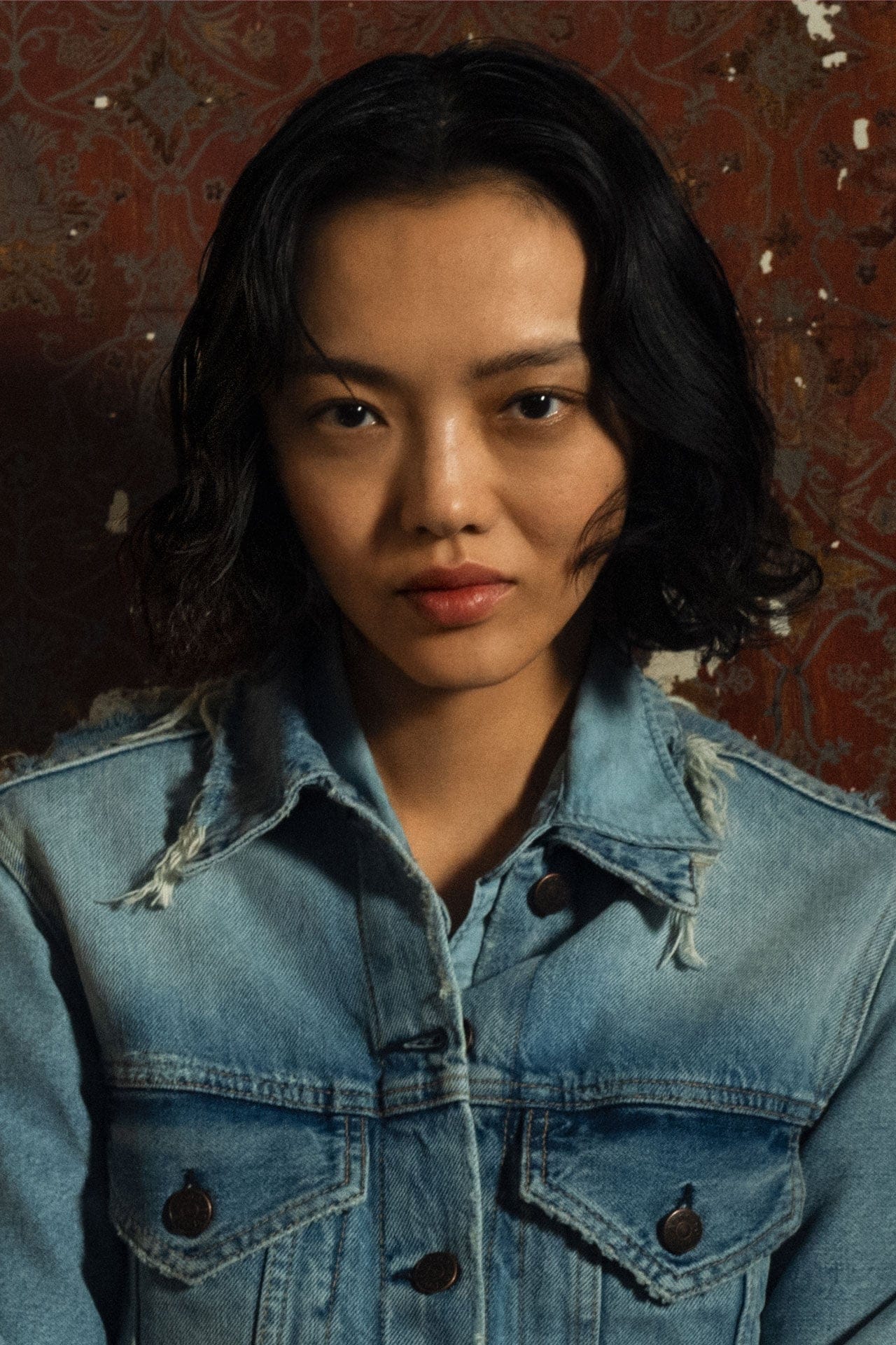 Portret van Rila Fukushima in een lichtblauw spijkerjack met gerafelde kraag voor de Acne Studios-campagne
