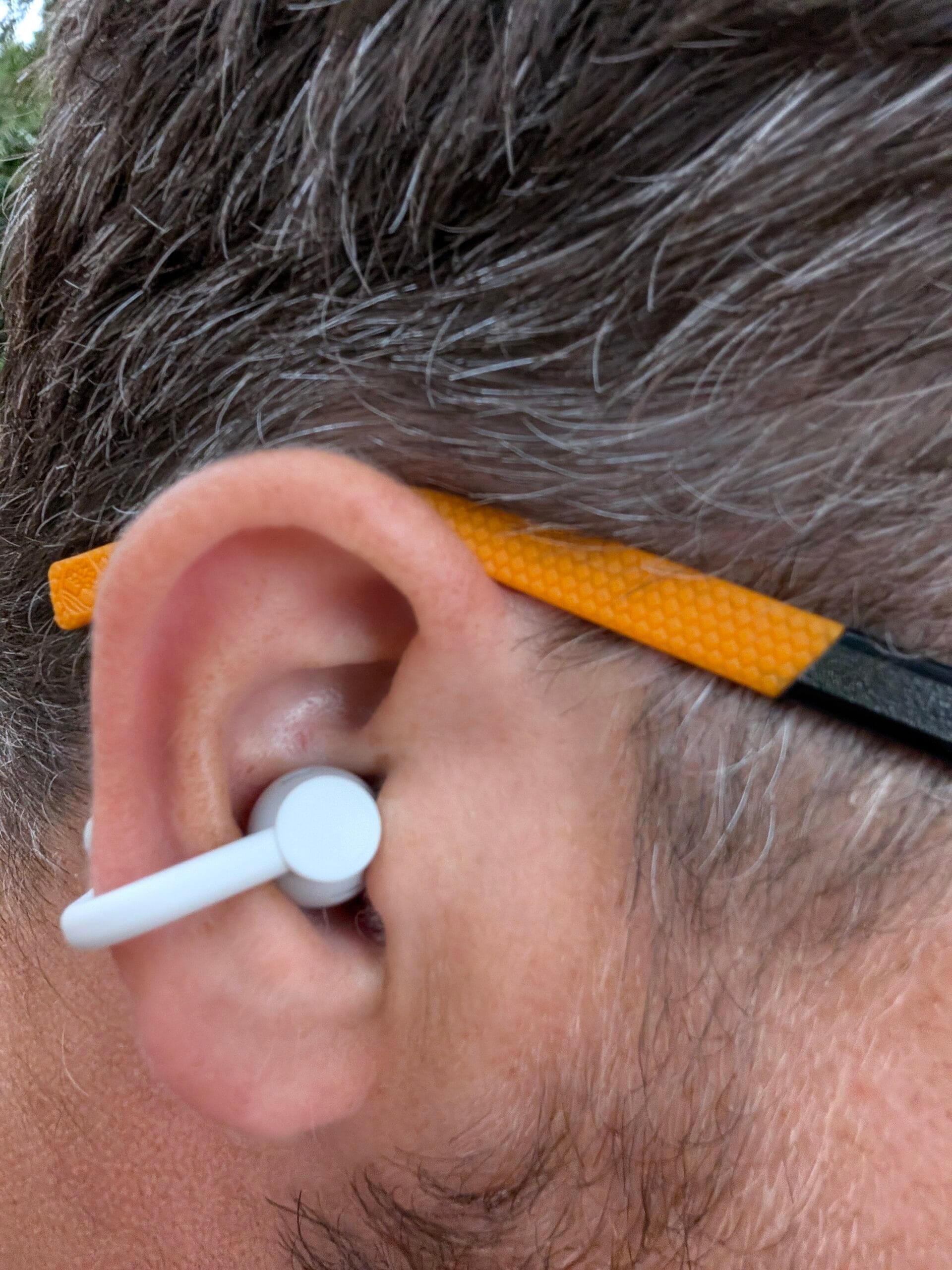 De CMF Clip Pro gedragen op het oor van de reviewer, geklemd om de oorschelp