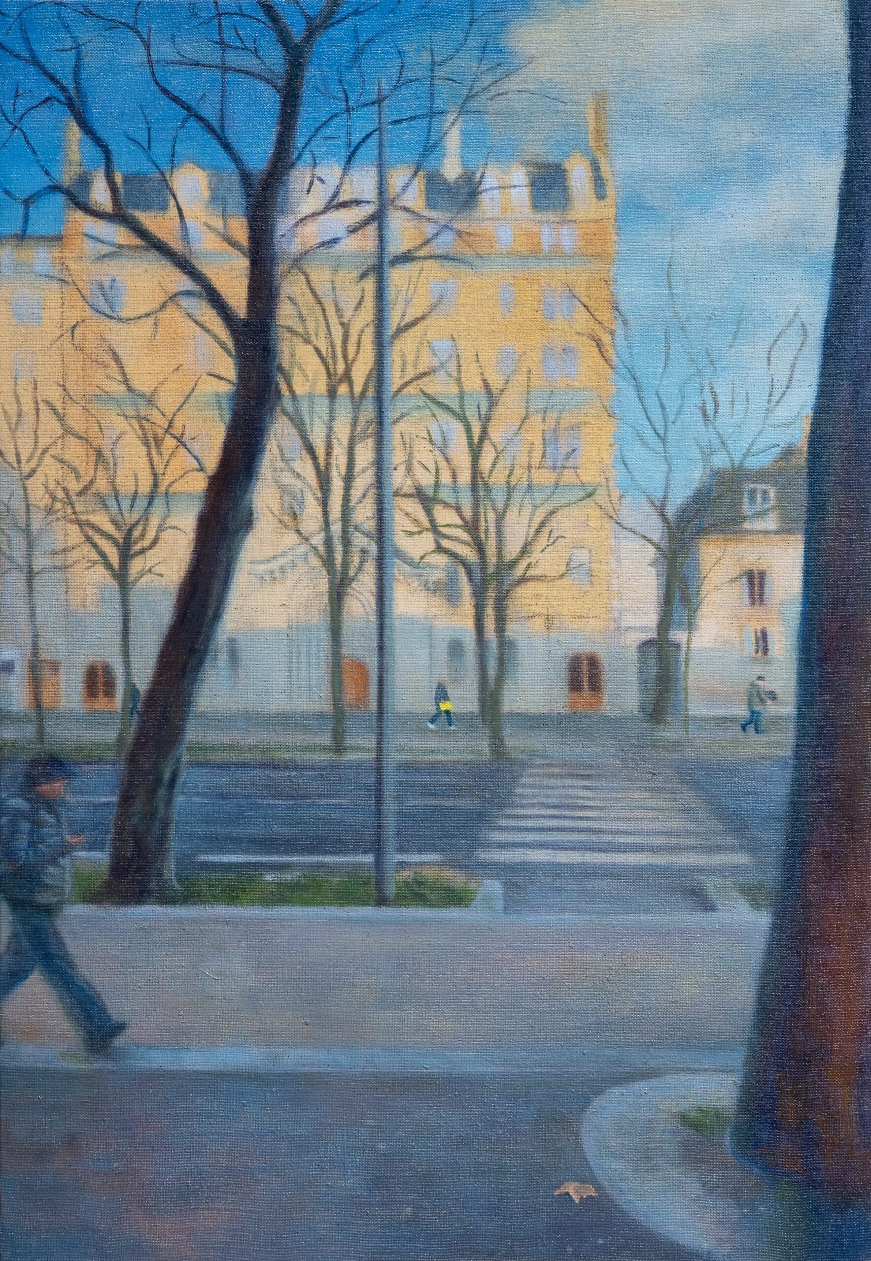Schilderij van een Parijse straat met een zebrapad, kale bomen, voorbijgangers en een geel gebouw op de achtergrond