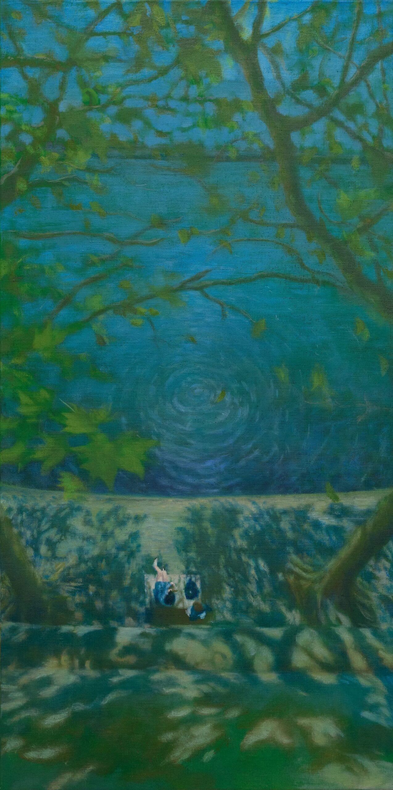 Schilderij in blauw- en groentinten van figuren op een bankje onder een bladerdak aan het water