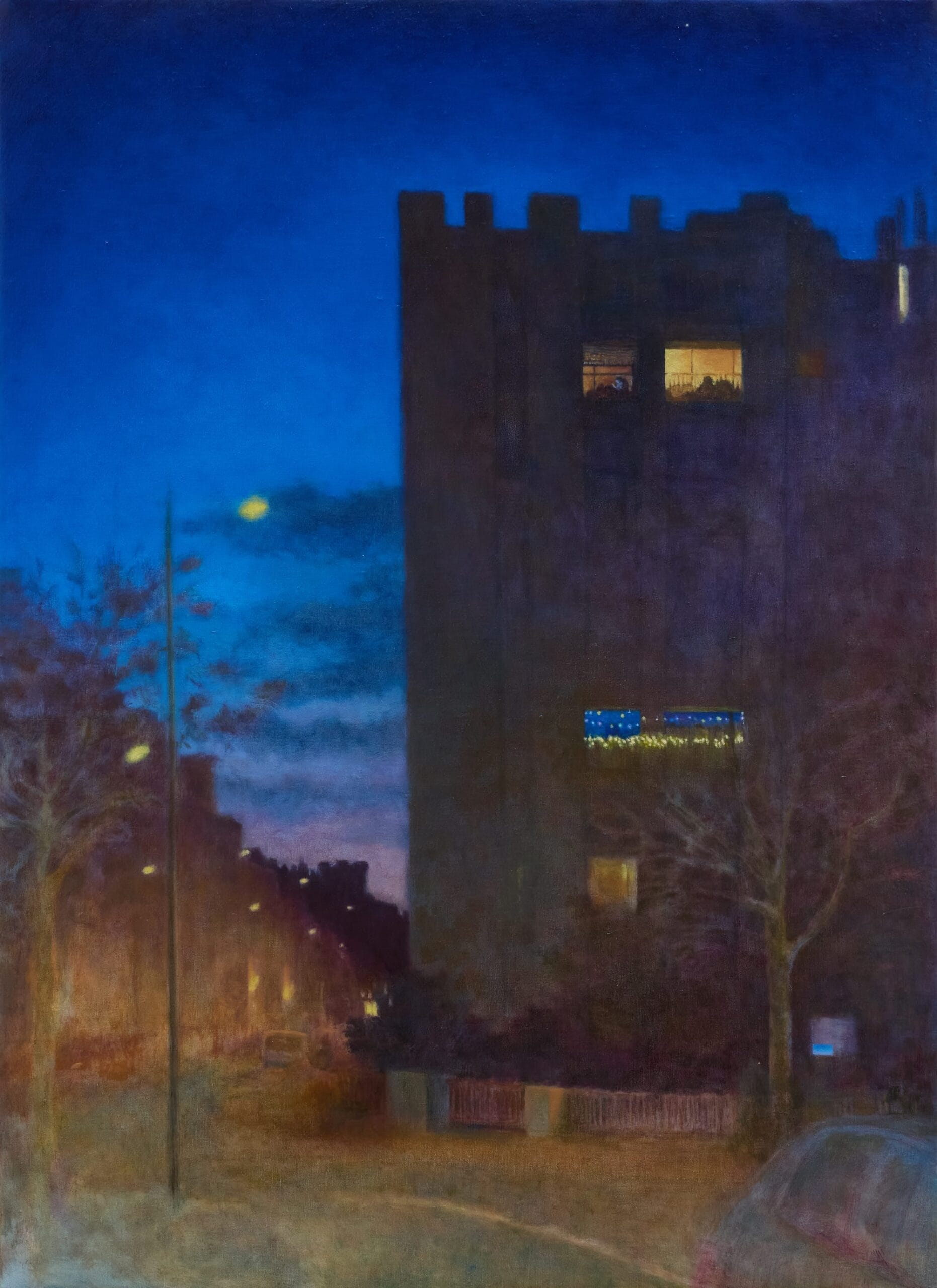 Schilderij van een donker stadsgebouw bij avondschemering met verlichte ramen en silhouetten van feestende mensen