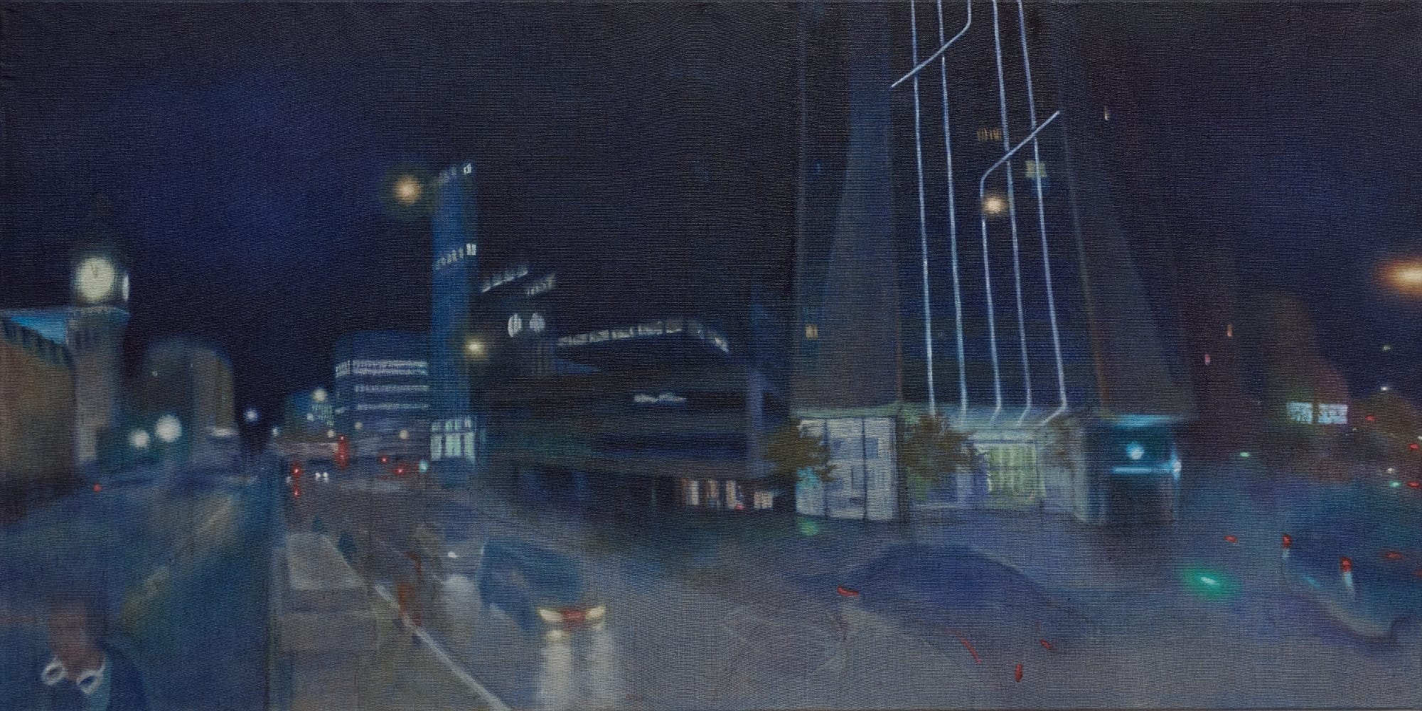 Schilderij van een nachtelijk stadsgezicht met verlichte gebouwen, verkeer op straat en een klokkentoren in blauwe tonen