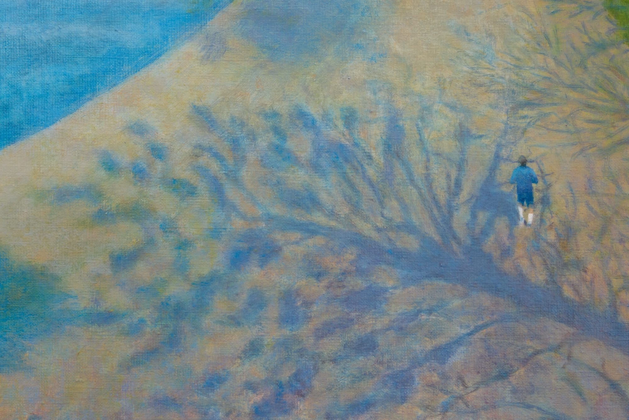 Olieverfdetail met blauwe schaduwen van boomtakken op de grond en een klein geschilderde wandelaar in blauwe kleding