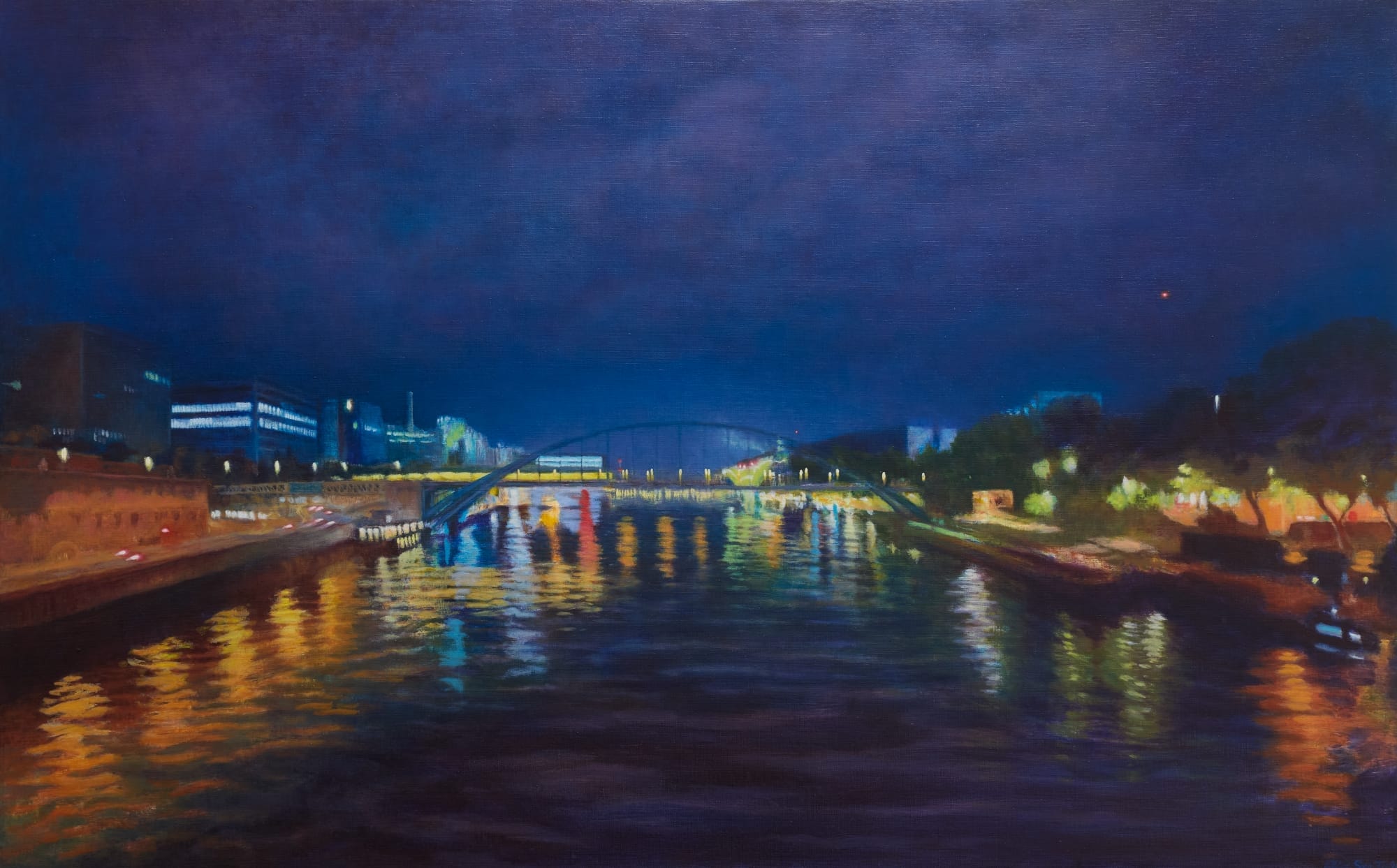 Schilderij van een verlichte boogbrug over een rivier in de nacht, met stadslichten weerspiegeld in het donkere water