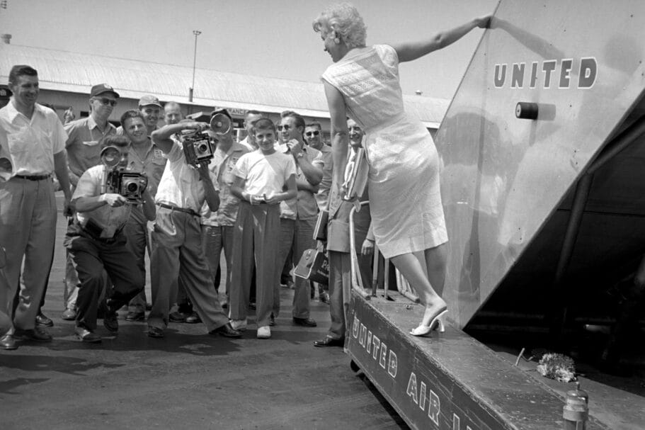 Marilyn Monroe op de vliegtrap van United Airlines, gefotografeerd door toeschouwers en persfotografen, foto van Eve Arnold 1955