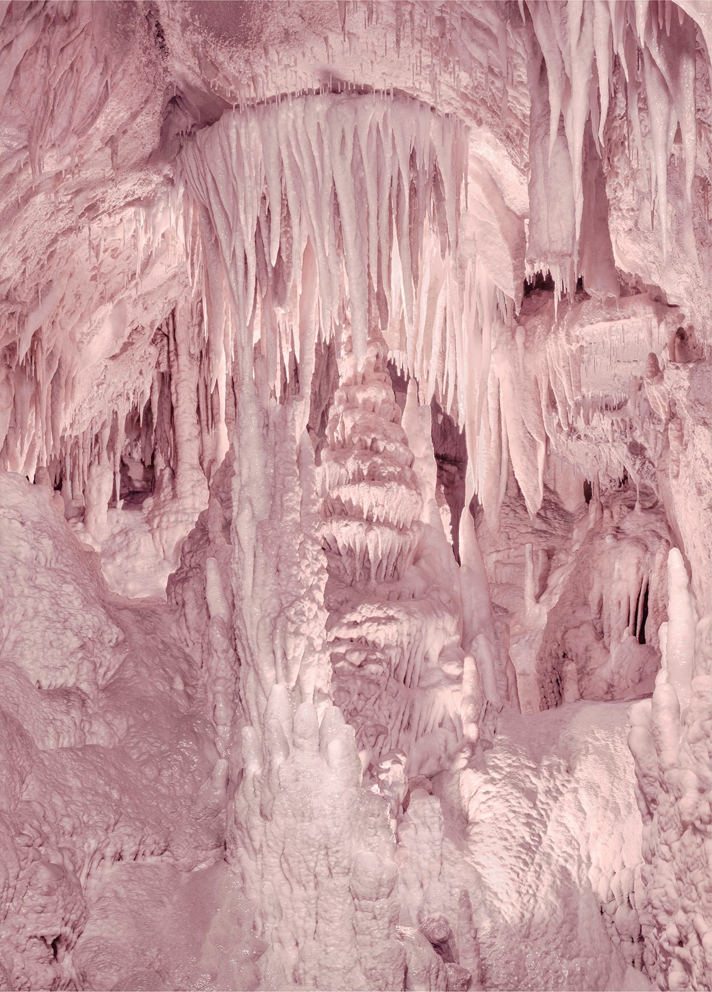 Werk OK Coral van Ralf Brueck, Roze getinte druipsteengrot met talrijke stalactieten en stalagmieten