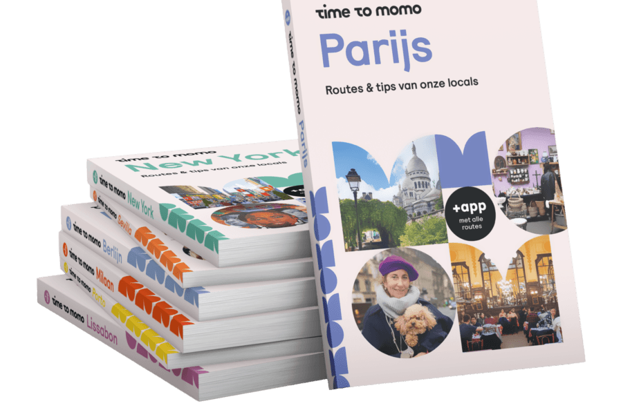 Stapel Time to Momo-stedengidsen met vooraan de reisgids voor Parijs en daaronder New York, Sevilla, Berlijn, Milaan, Porto en Lissabon