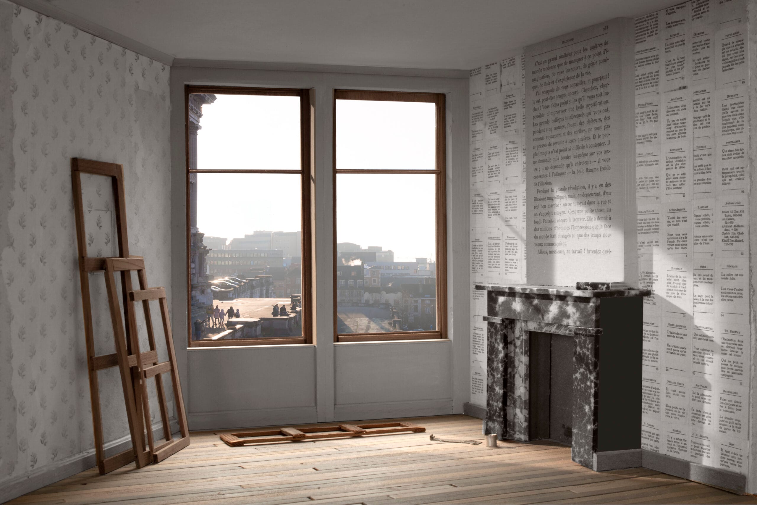 Maquette van een kamer met houten vloer en krantenpapier op de muren, met uitzicht door ramen op een stadsgezicht