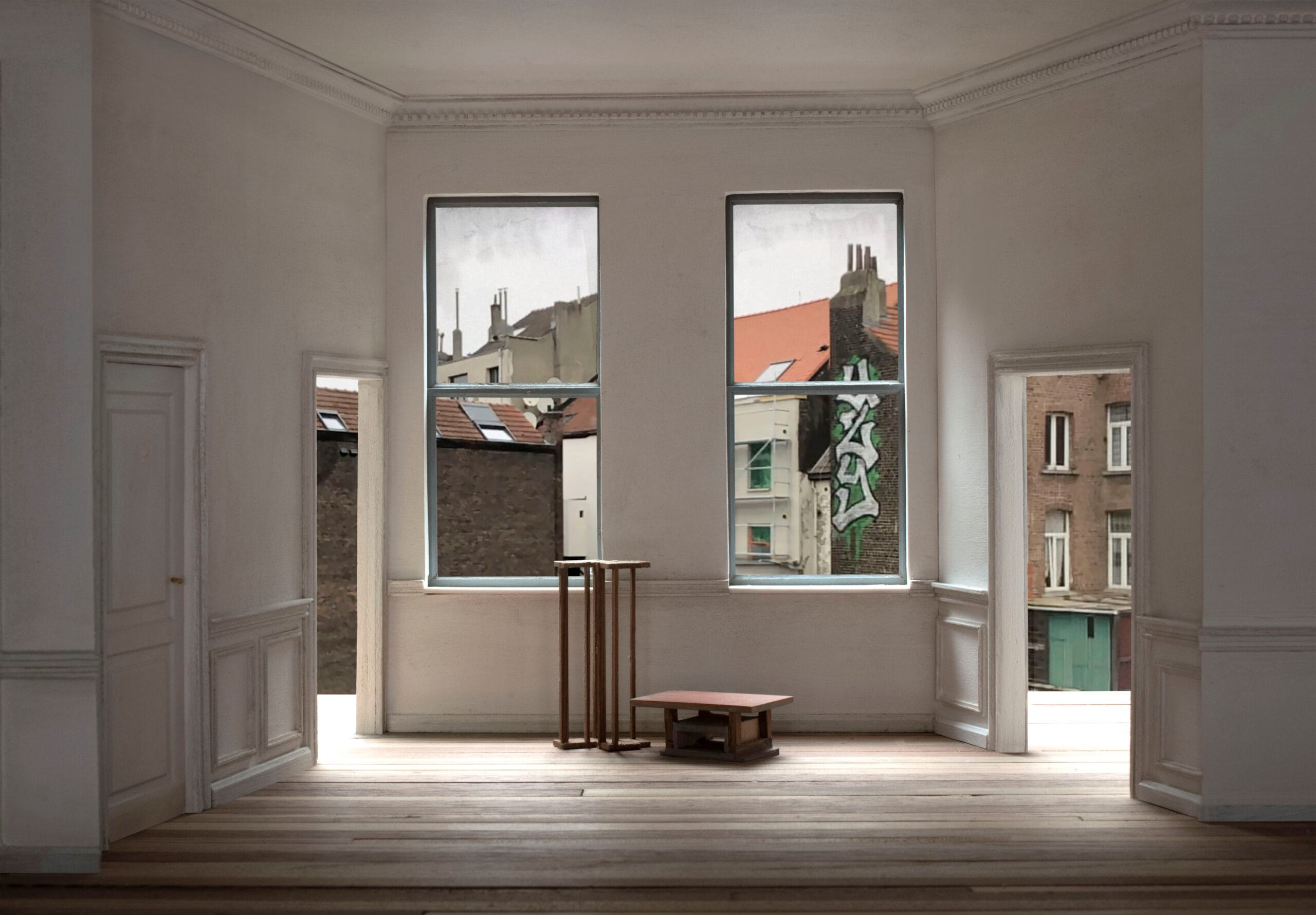 Maquette van een lege kamer met ramen die uitkijken op Brusselse daken en achtergevels, door Philippe De Gobert