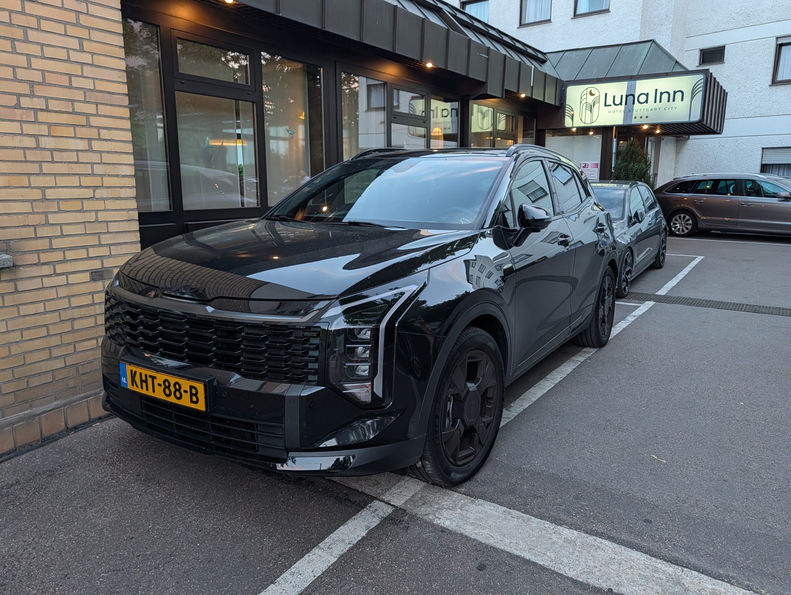 Zwarte Kia Sportage geparkeerd voor Hotel Luna Inn