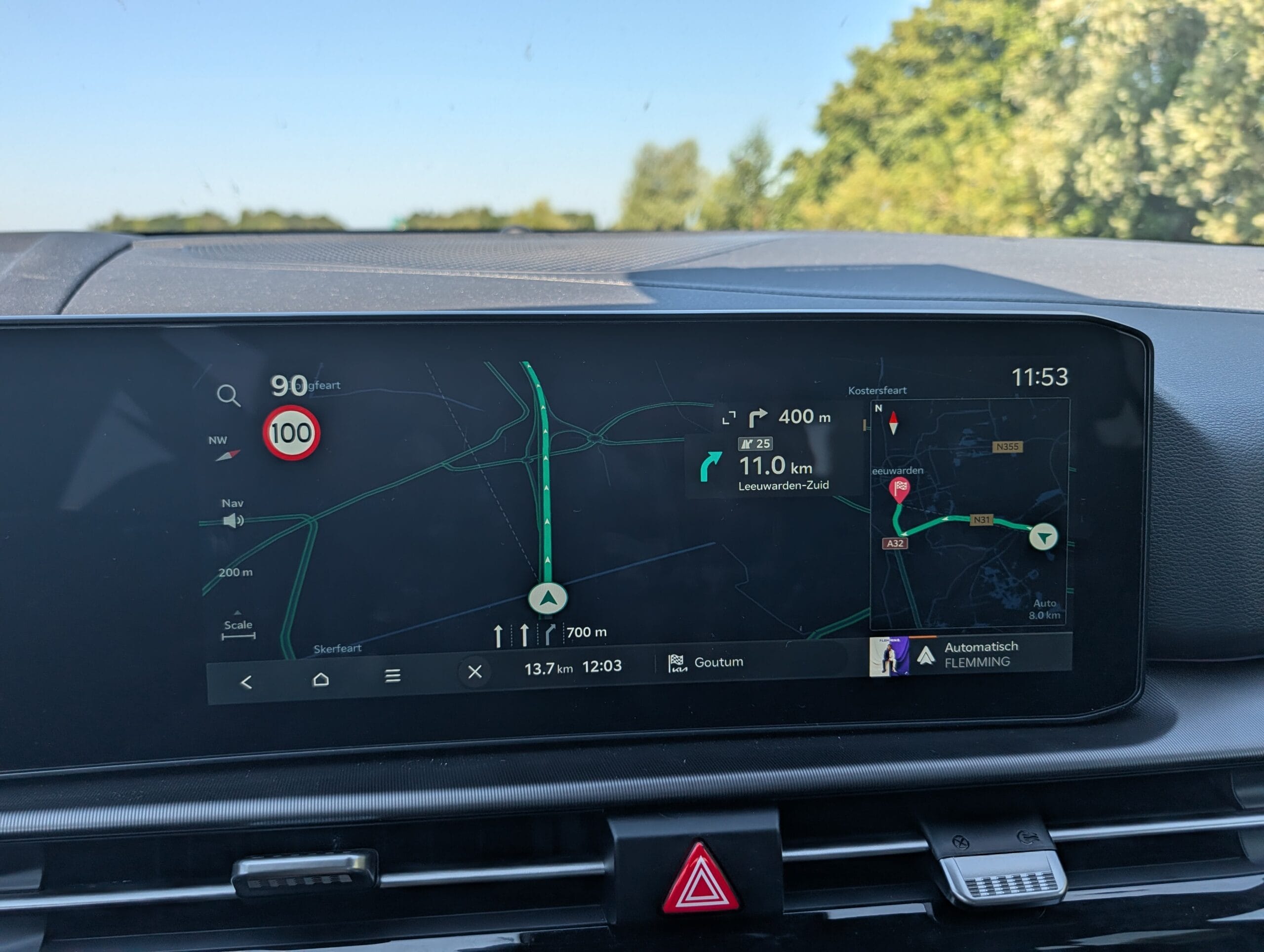 Infotainmentscherm van de Kia Sportage met navigatiekaart in donkere modus en gesplitst paneel