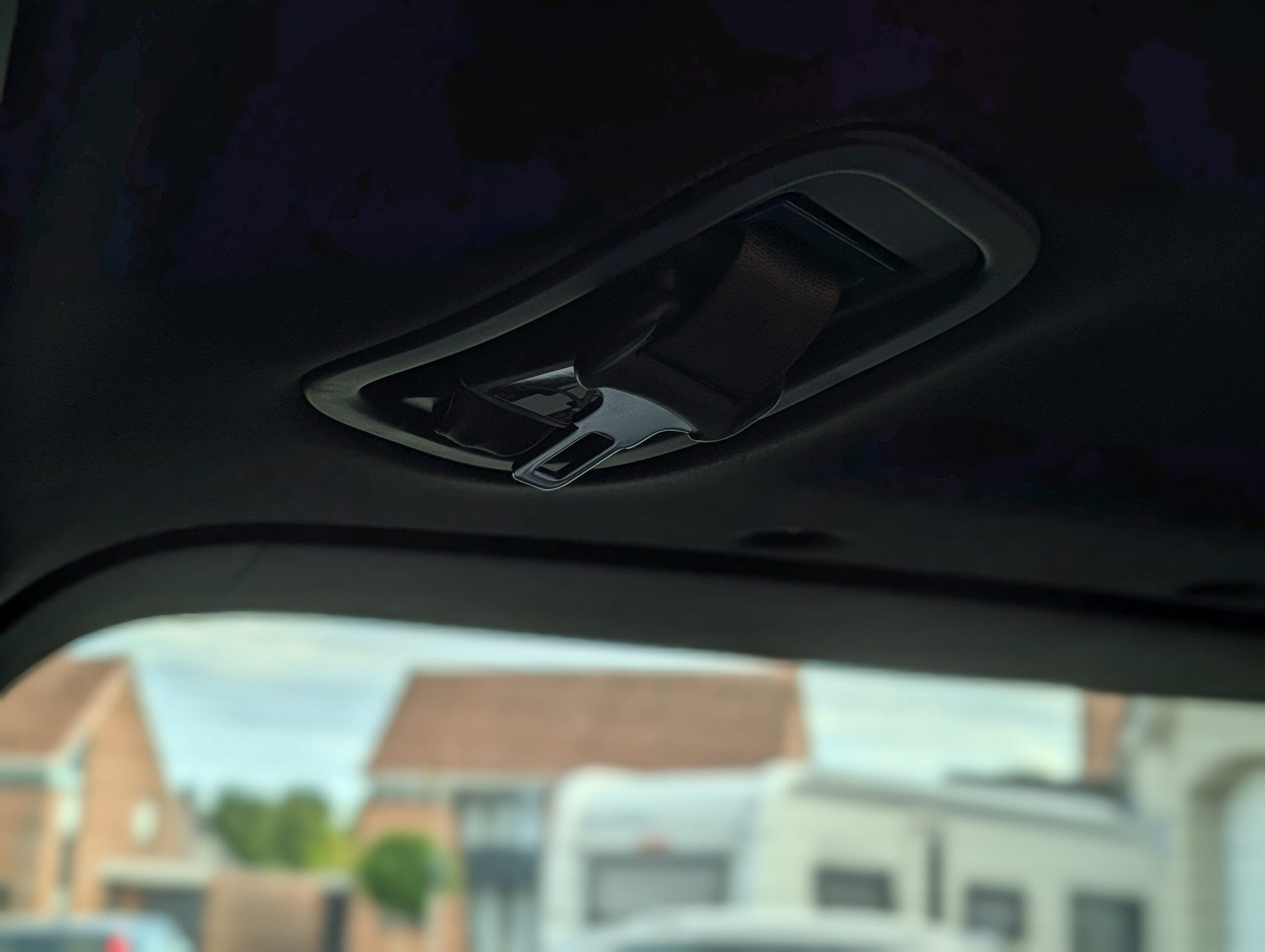 Veiligheidsgordelhouder in het dak van de Kia Sportage voor de middelste achterbankzitplaats