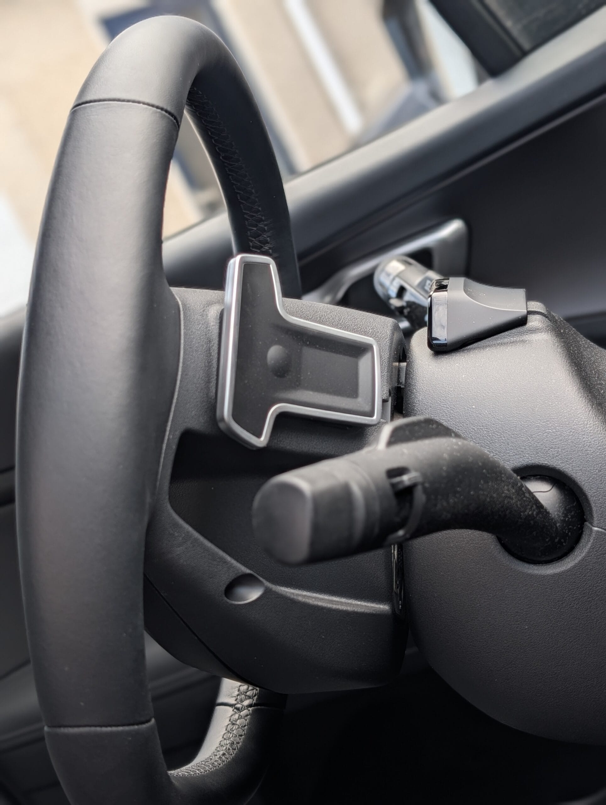 Detail van het stuurwiel van de Kia Sportage met een schakelflipper en stuurkolomhendel