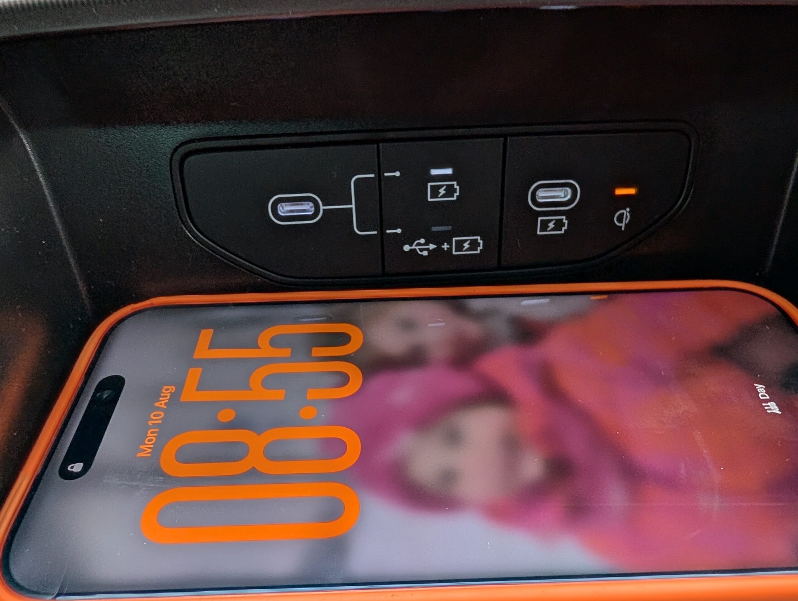 Draadloze oplader met een smartphone en USB-C-aansluitingen in het interieur van de Kia Sportage