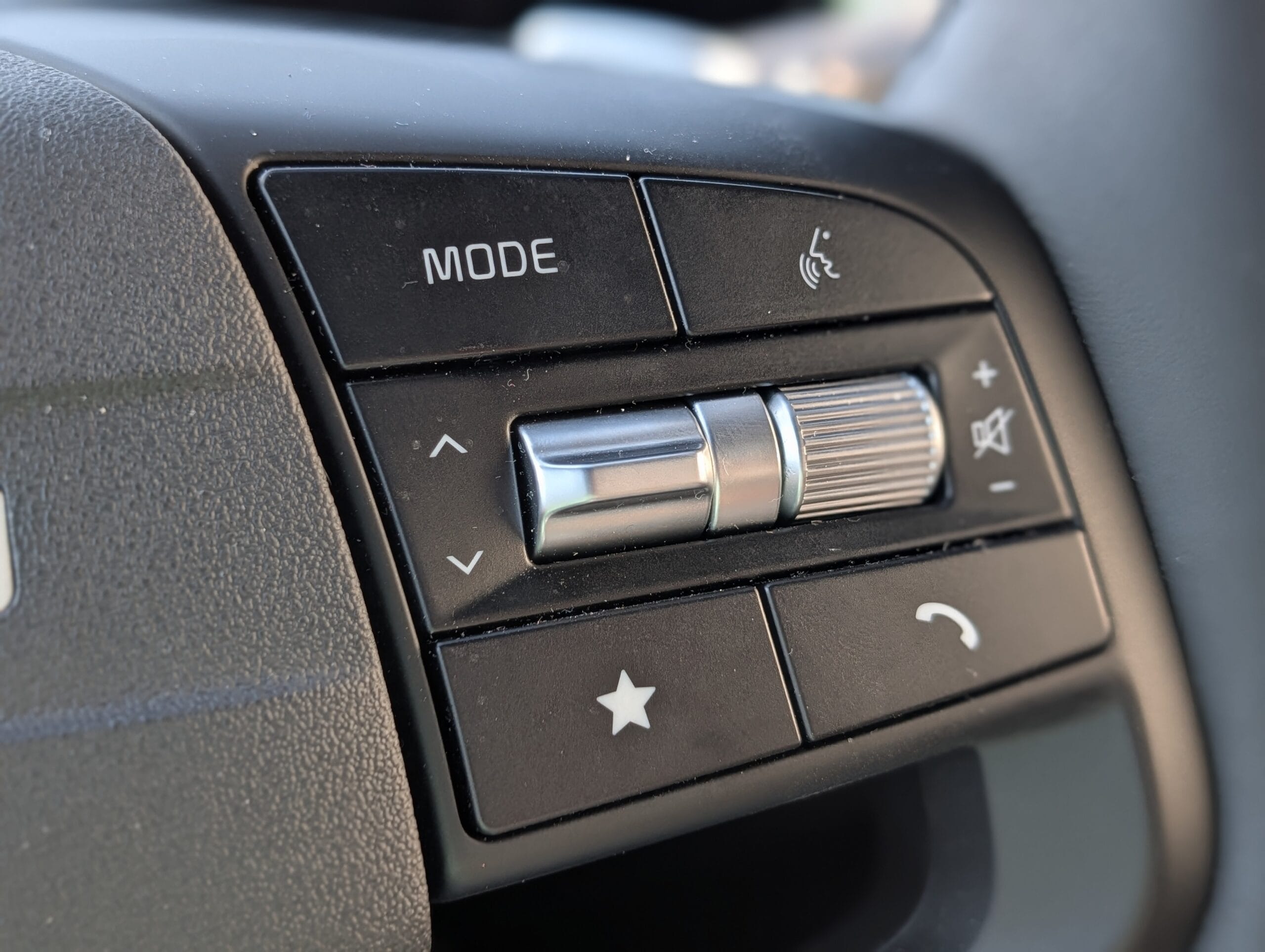 Bedieningsknoppen op het stuur van de Kia Sportage voor onder andere media, spraakbediening en volume