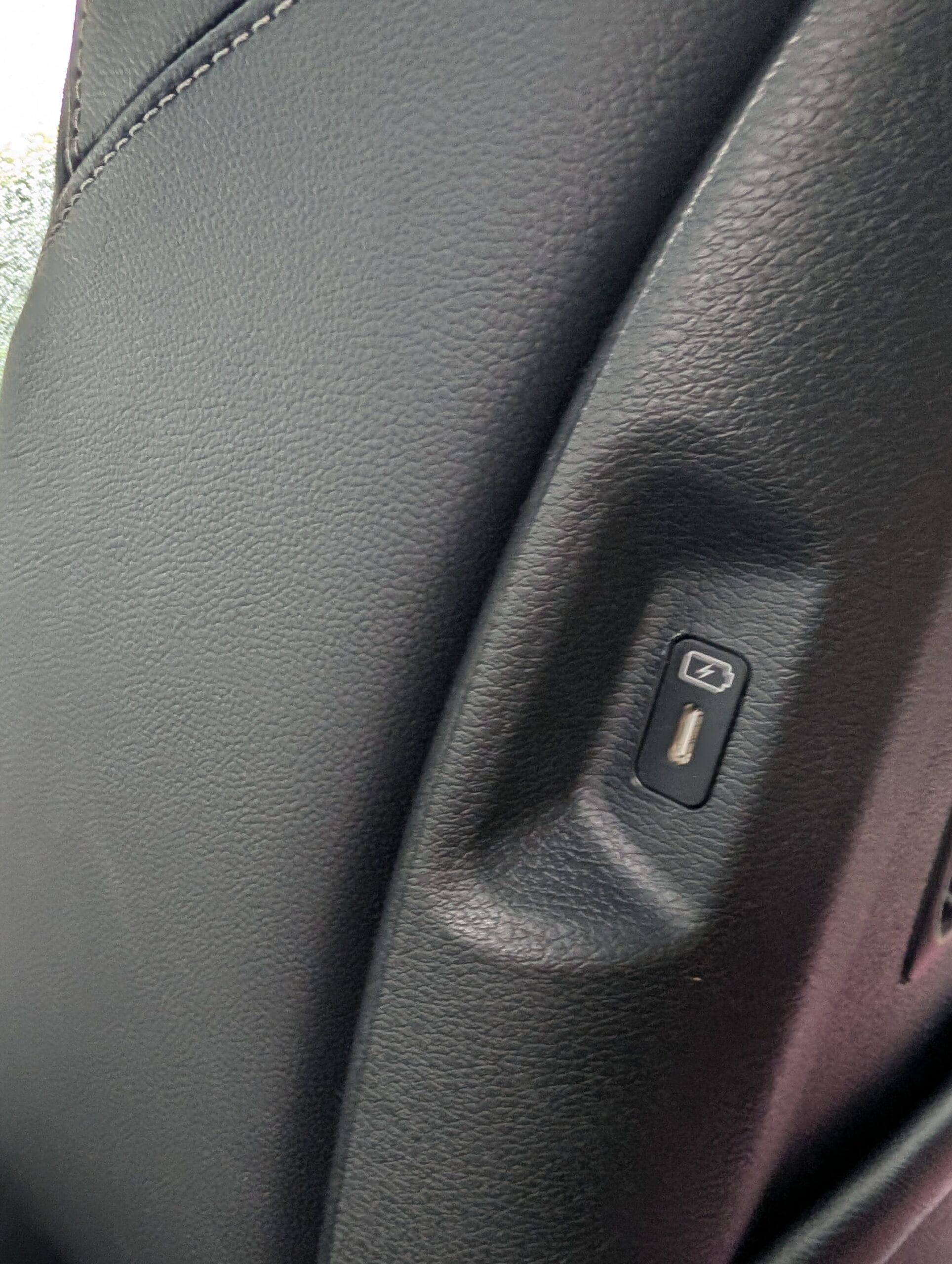 USB-C-oplaadpoort geïntegreerd in de zijkant van de autostoel