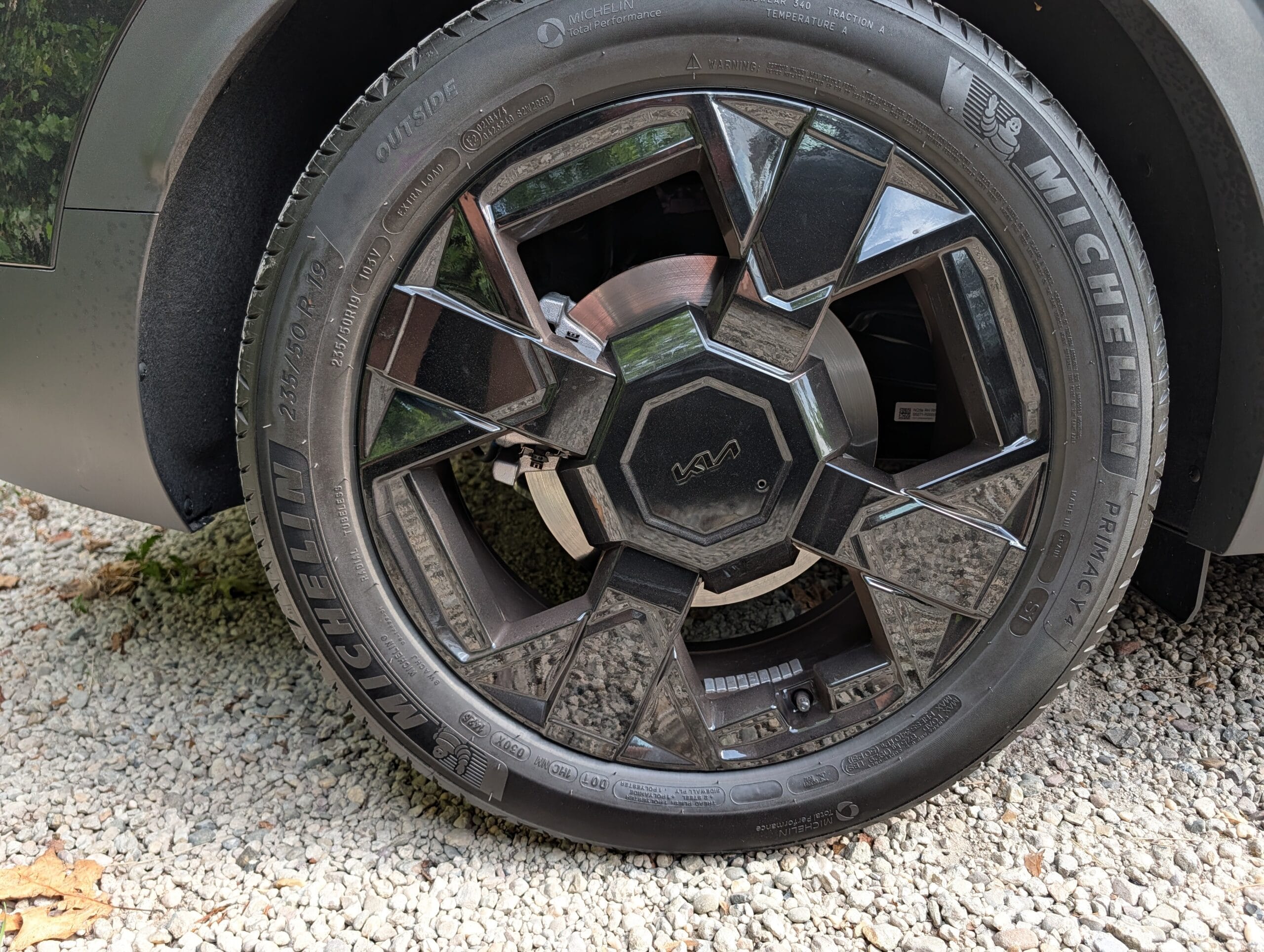Zwarte geometrische velg met Kia-logo en Michelin Primacy 4-band onder de Kia Sportage