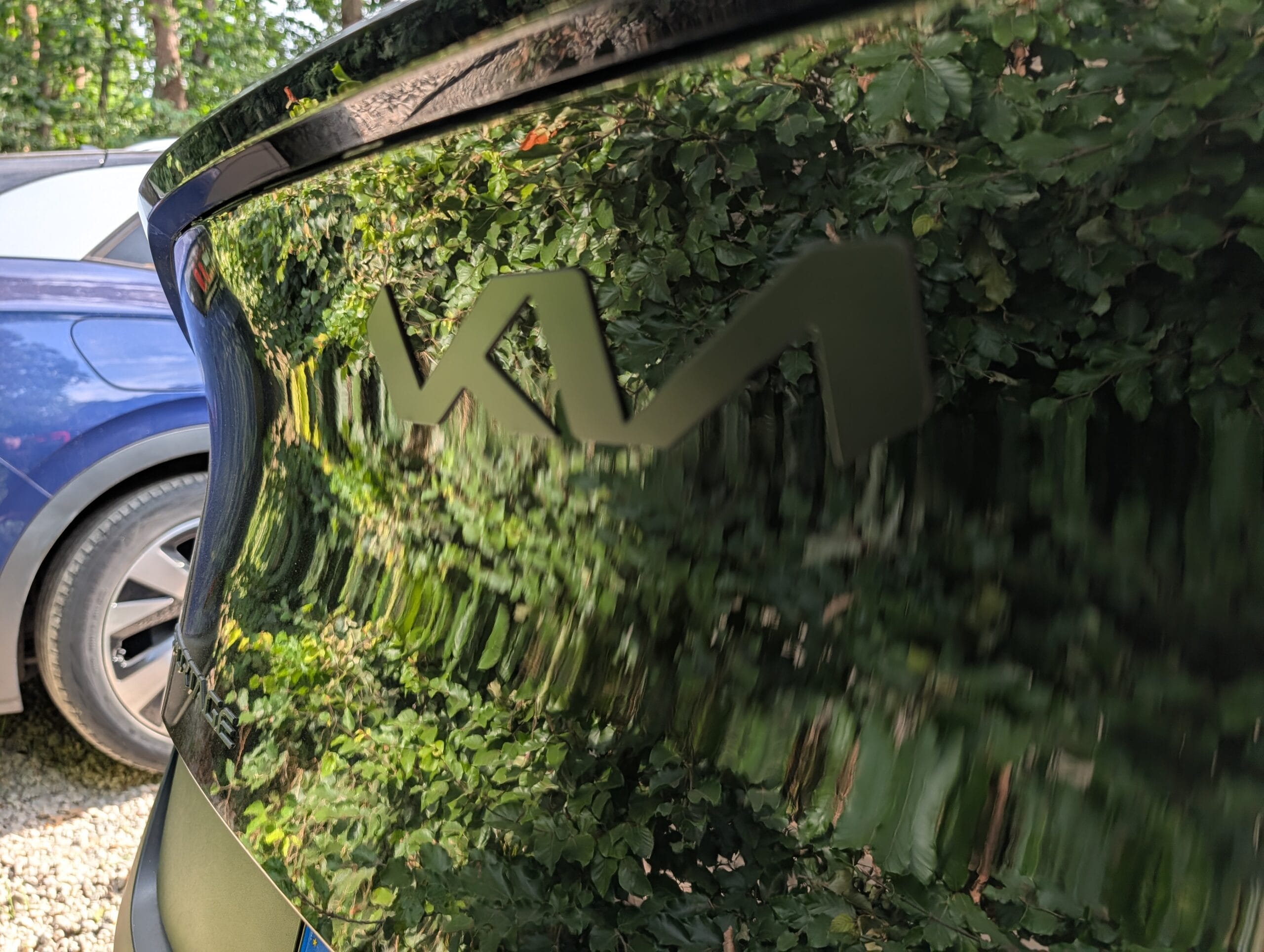 Zwart Kia-logo op de achterklep van de zwarte Sportage