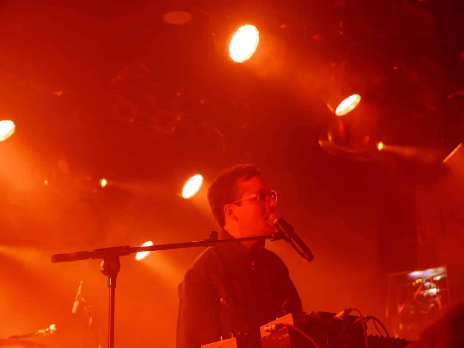Alexis Taylor van Hot Chip tijdens een concert in Paradiso Noord, Amsterdam