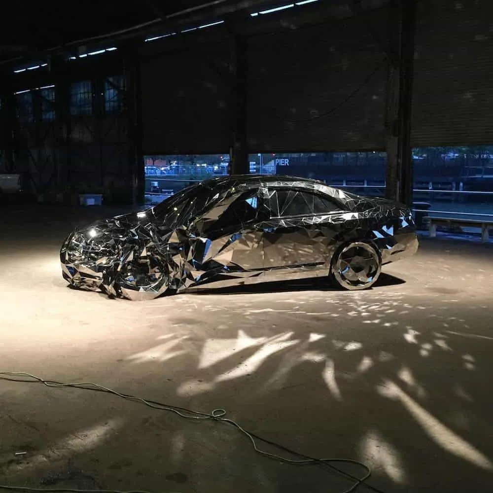 Glimmend wrak van een Mercedes-Benz 42 wreck is een glimmend autowrak